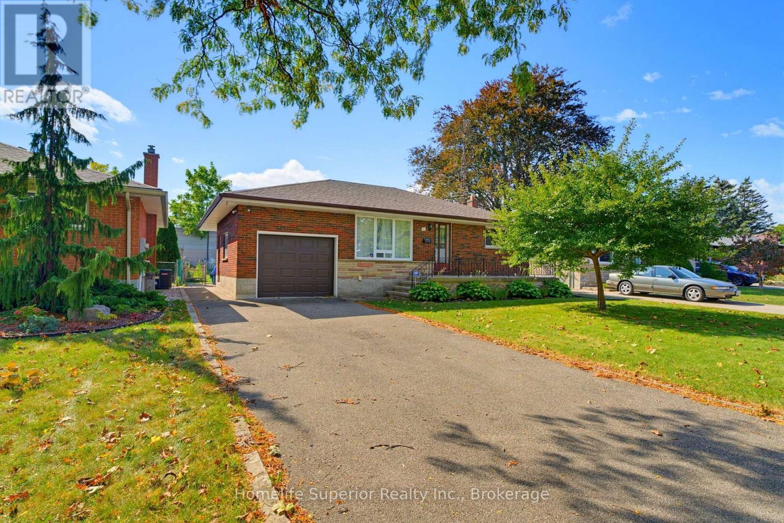 41 Wiltshire Drive N Property Photo 3