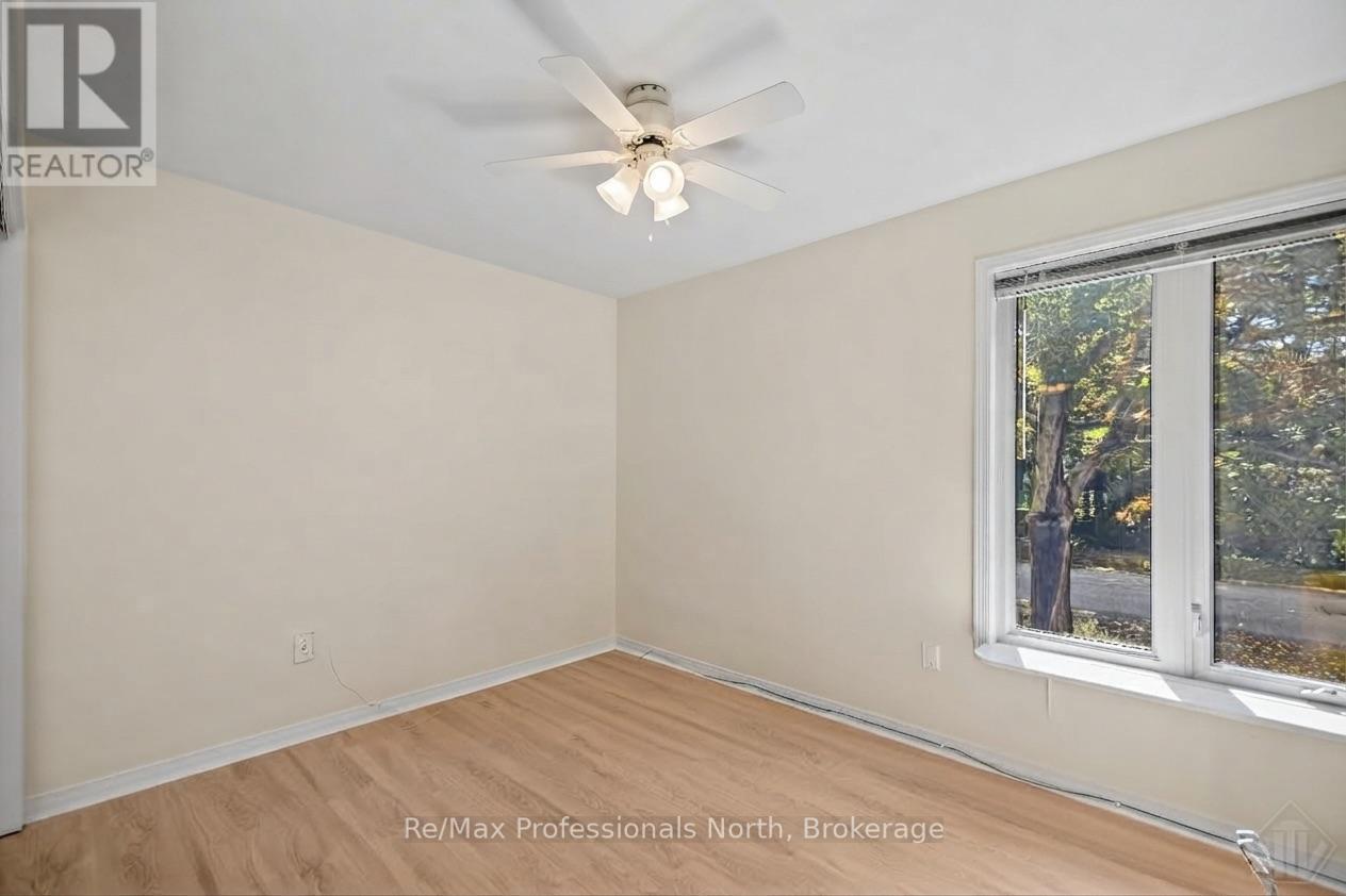 60 Pineridge Gate Property Photo 4