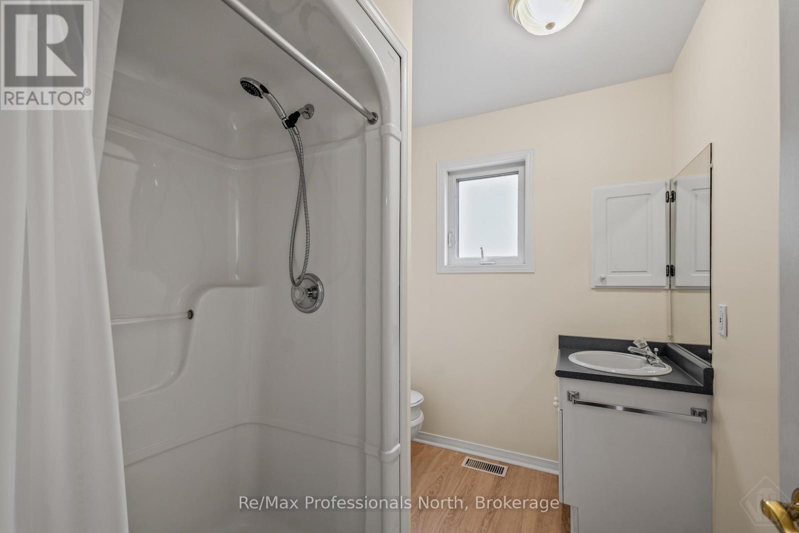 60 Pineridge Gate Property Photo 5