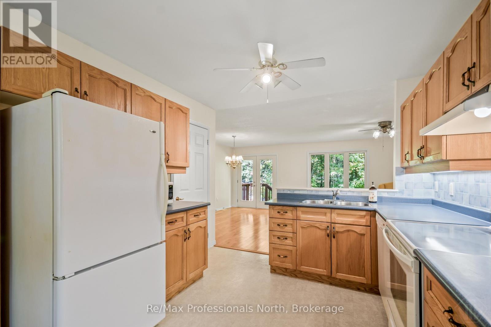 60 Pineridge Gate Property Photo 8