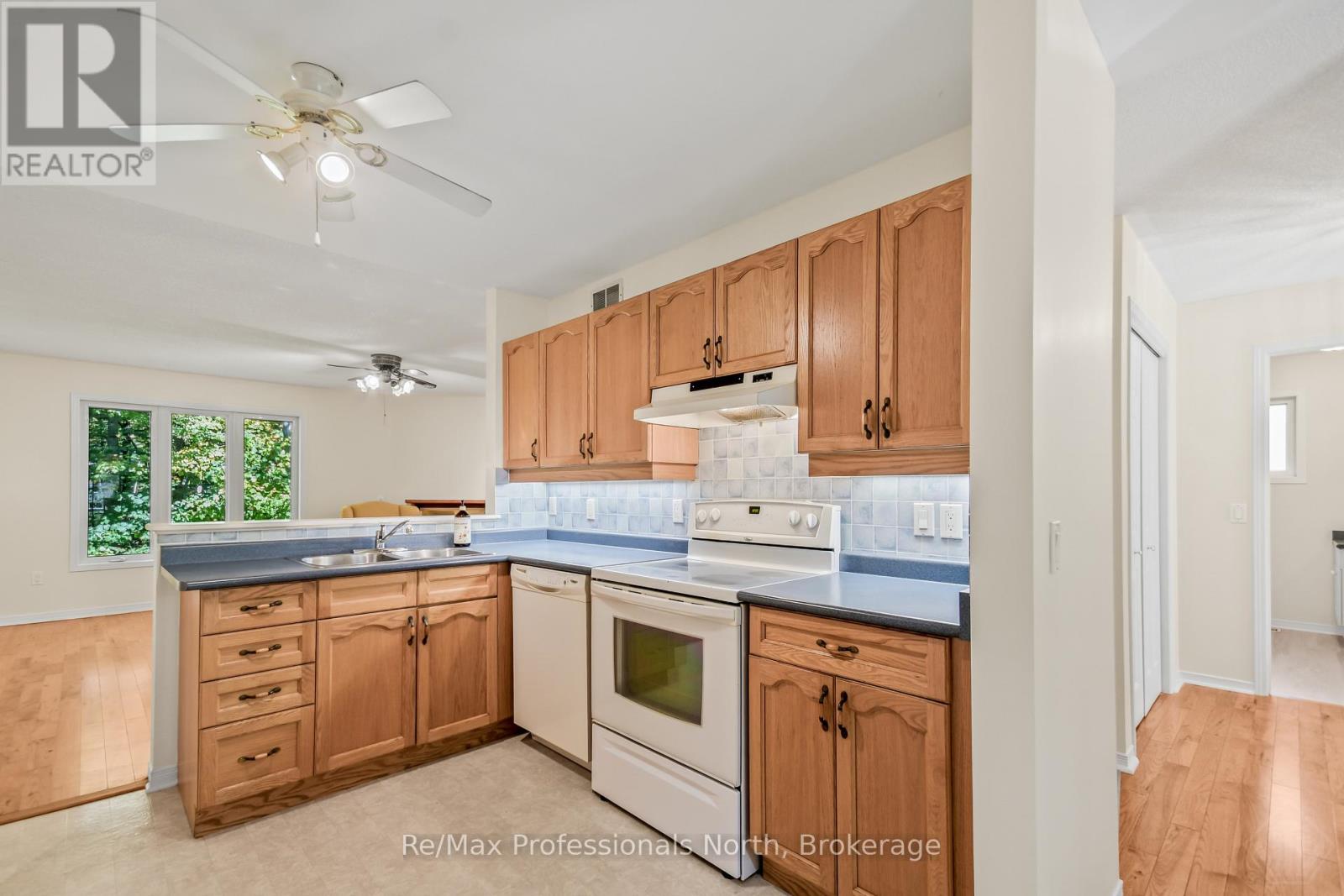 60 Pineridge Gate Property Photo 9