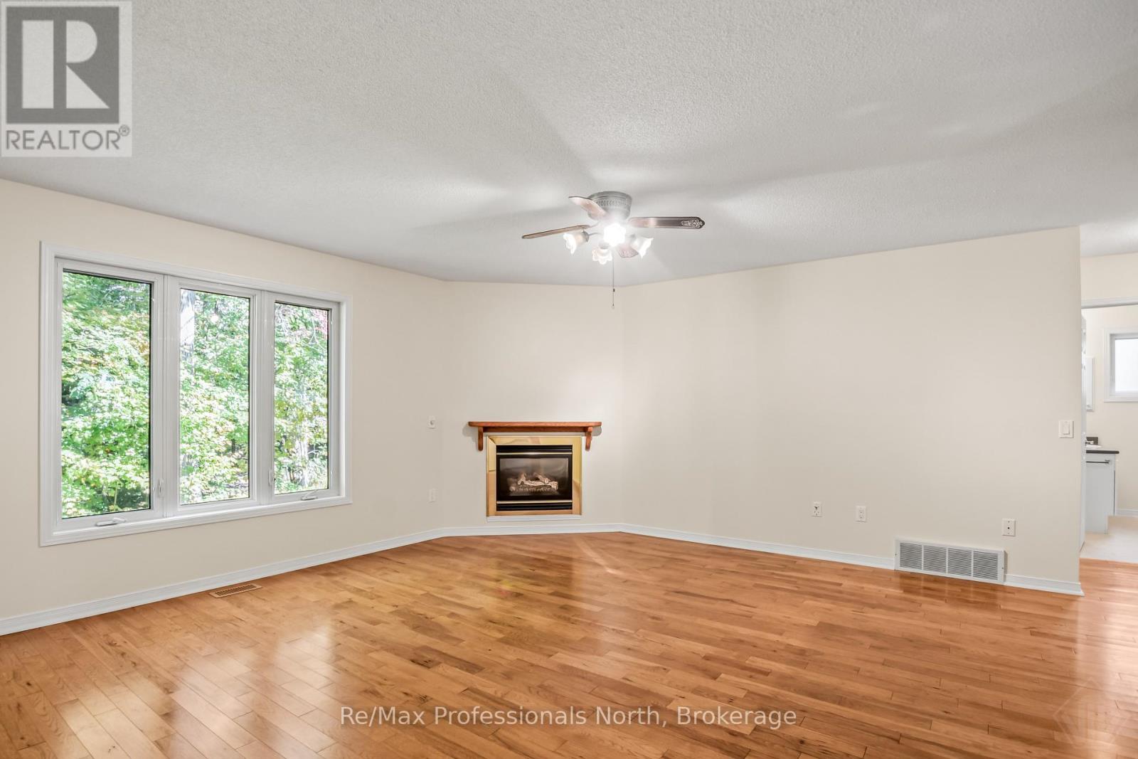 60 Pineridge Gate Property Photo 12