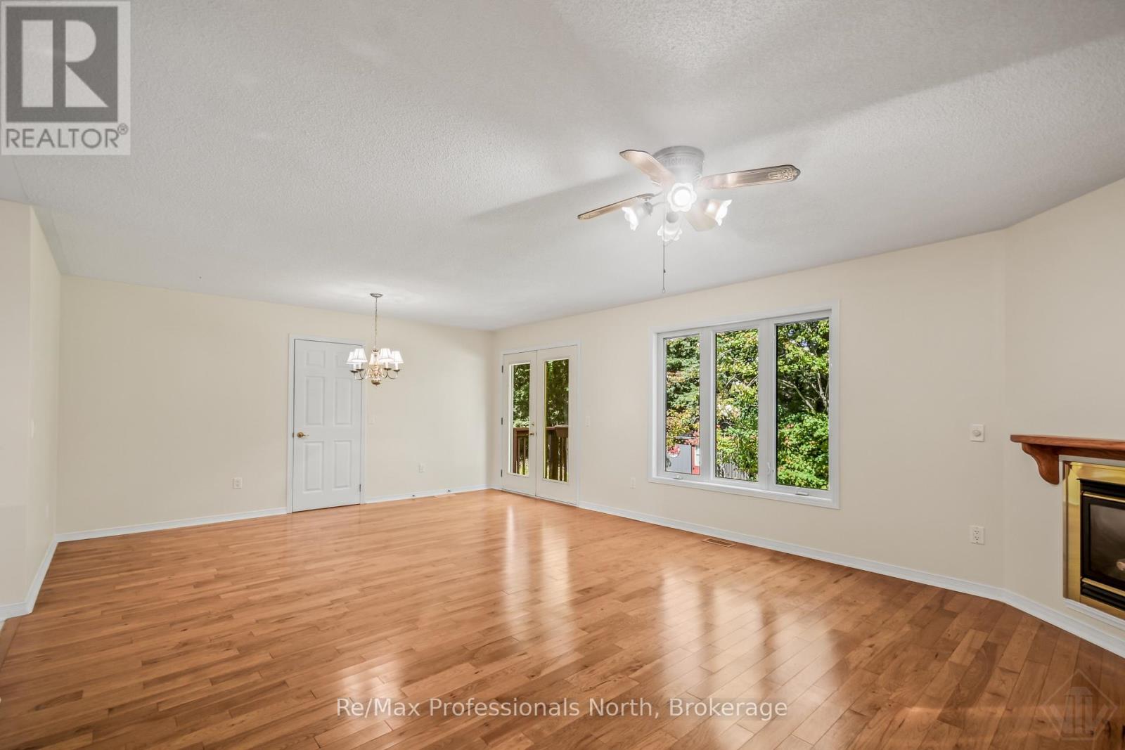 60 Pineridge Gate Property Photo 14