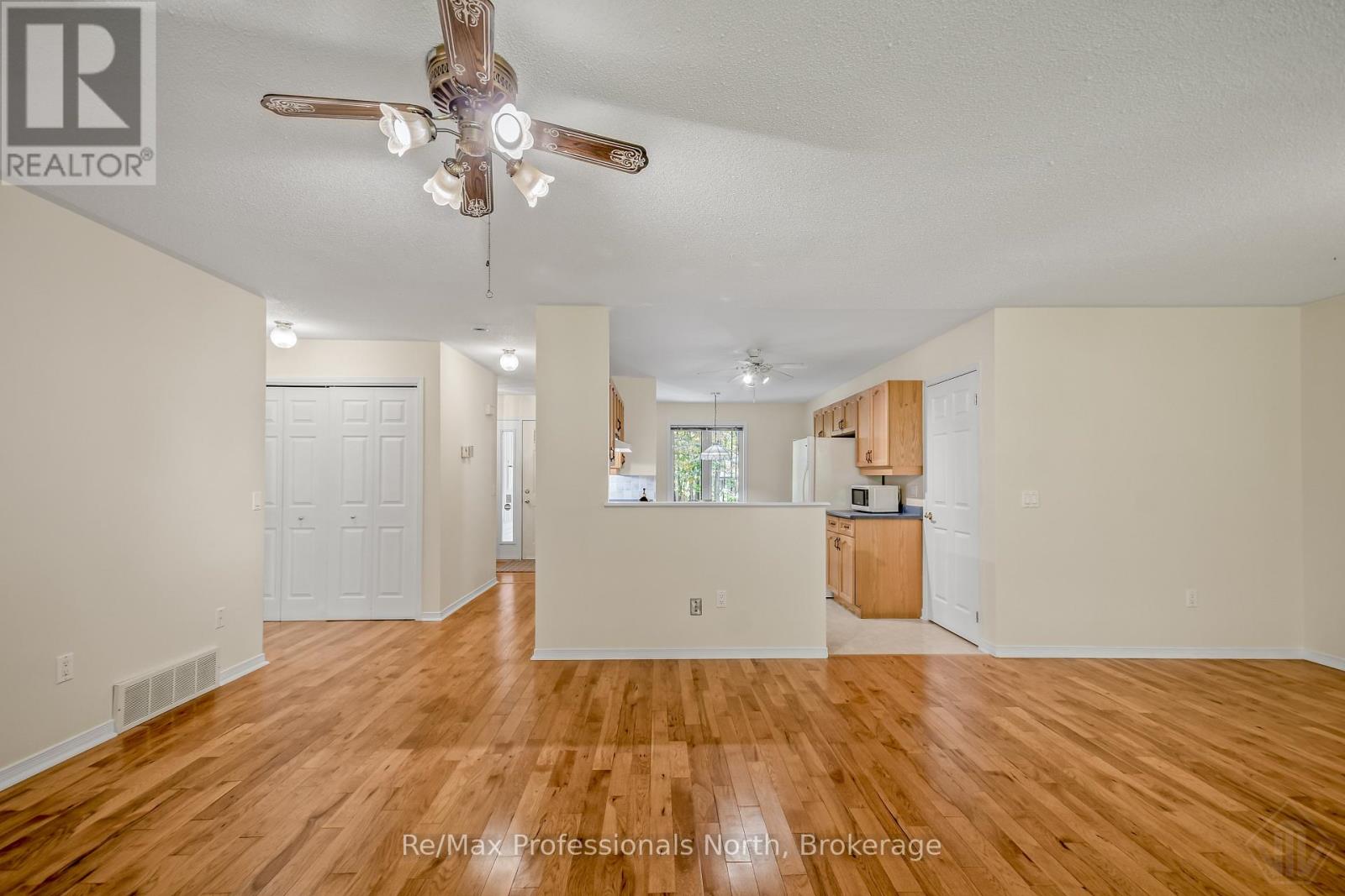 60 Pineridge Gate Property Photo 15