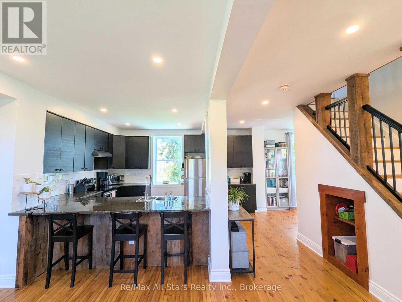 857 Perth Road Property Photo 9