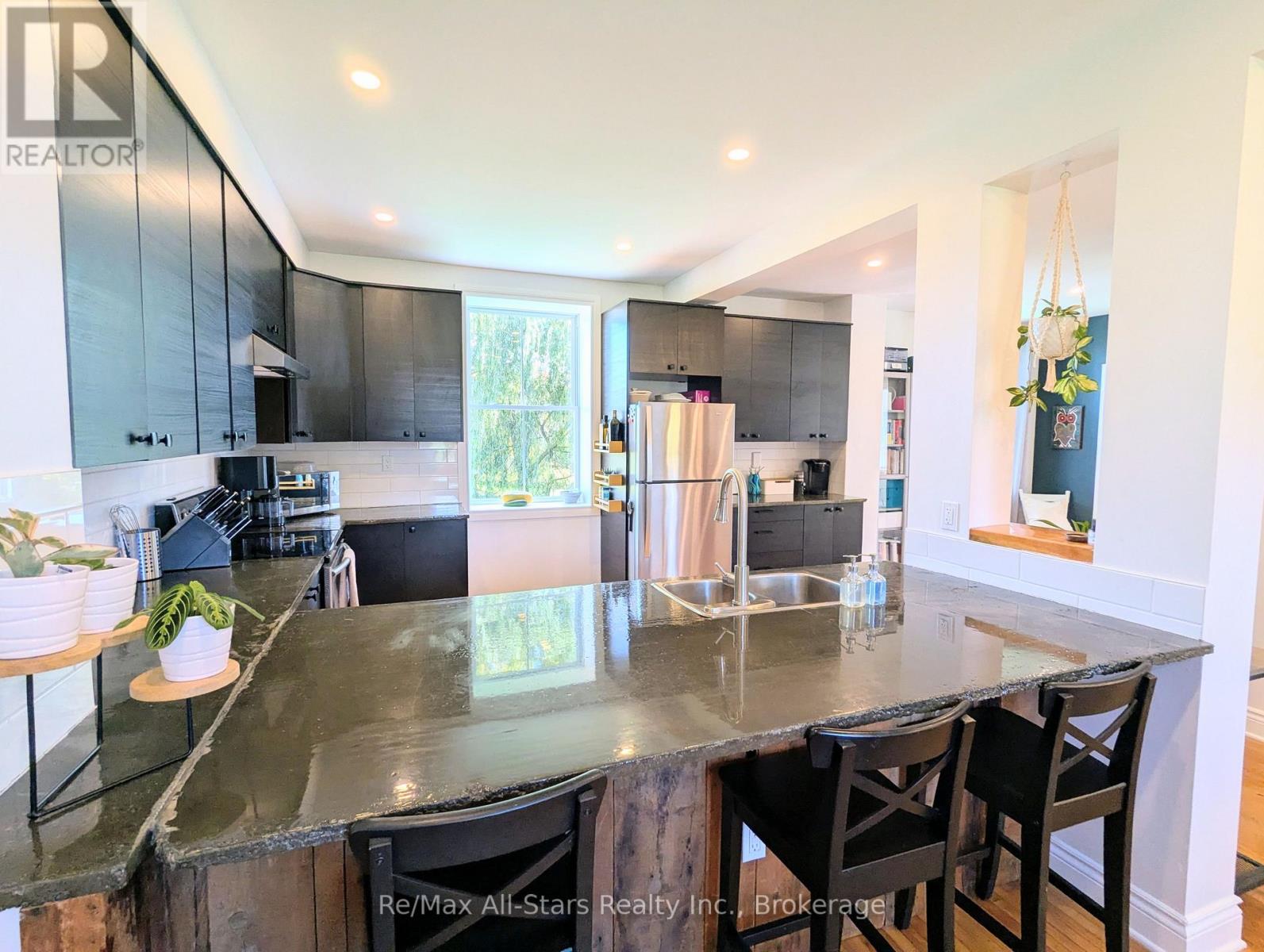 857 Perth Road Property Photo 10