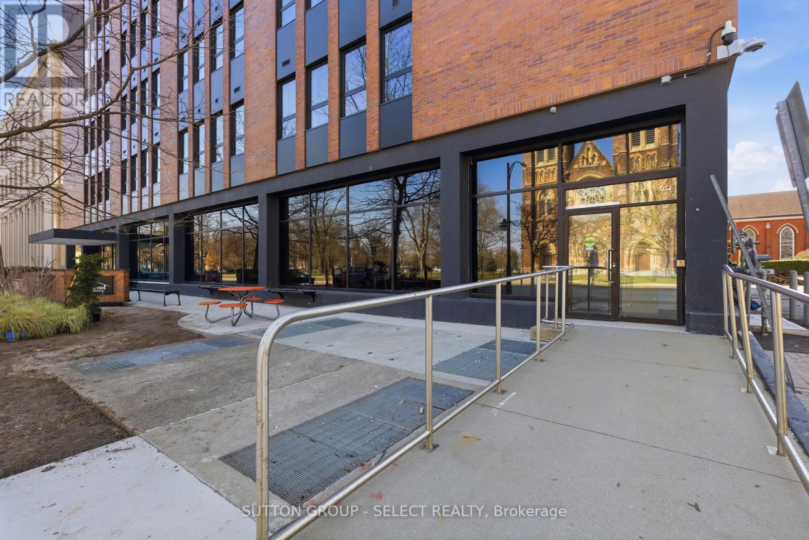 713 - 195 Dufferin Avenue Property Photo 4