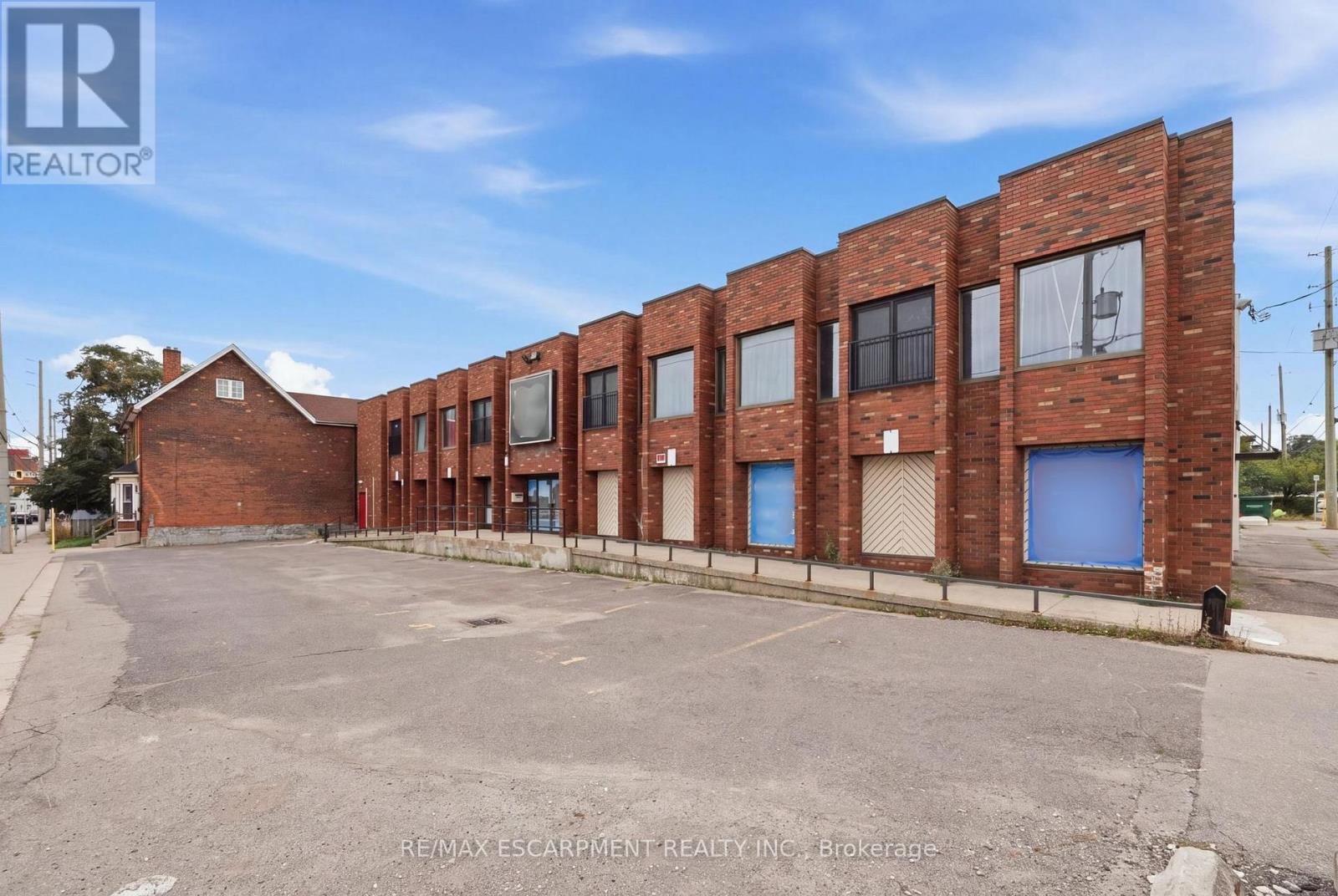 98 Barton Street E Property Photo 1