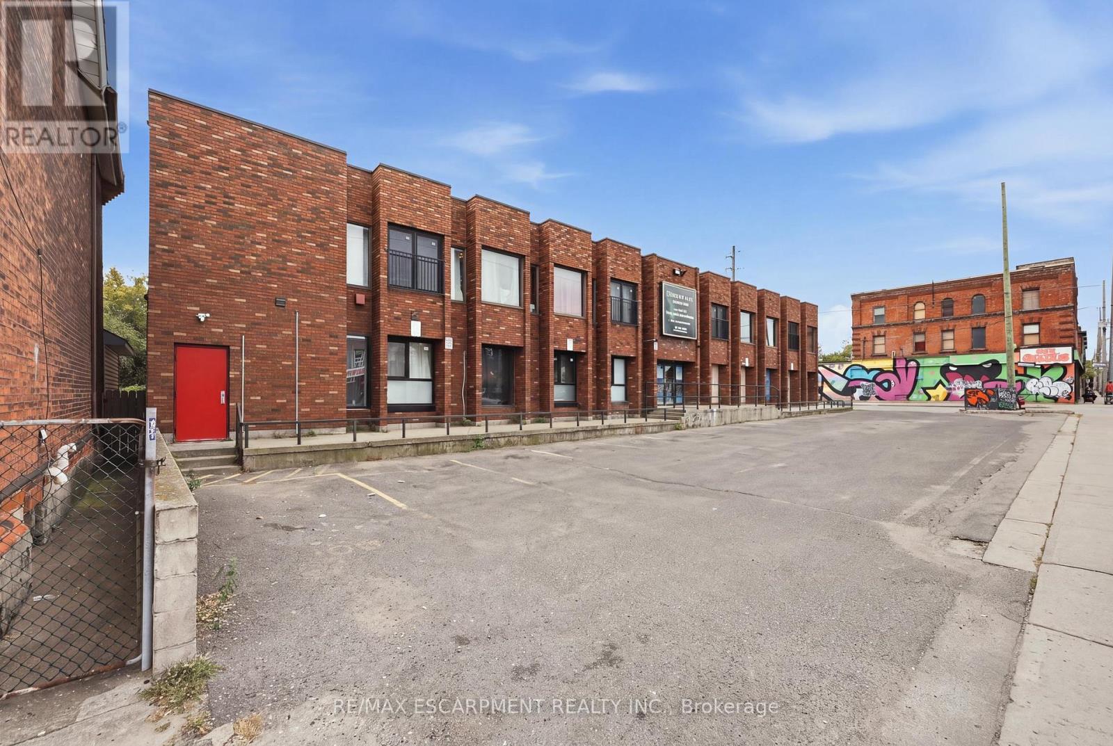 98 Barton Street E Property Photo 3