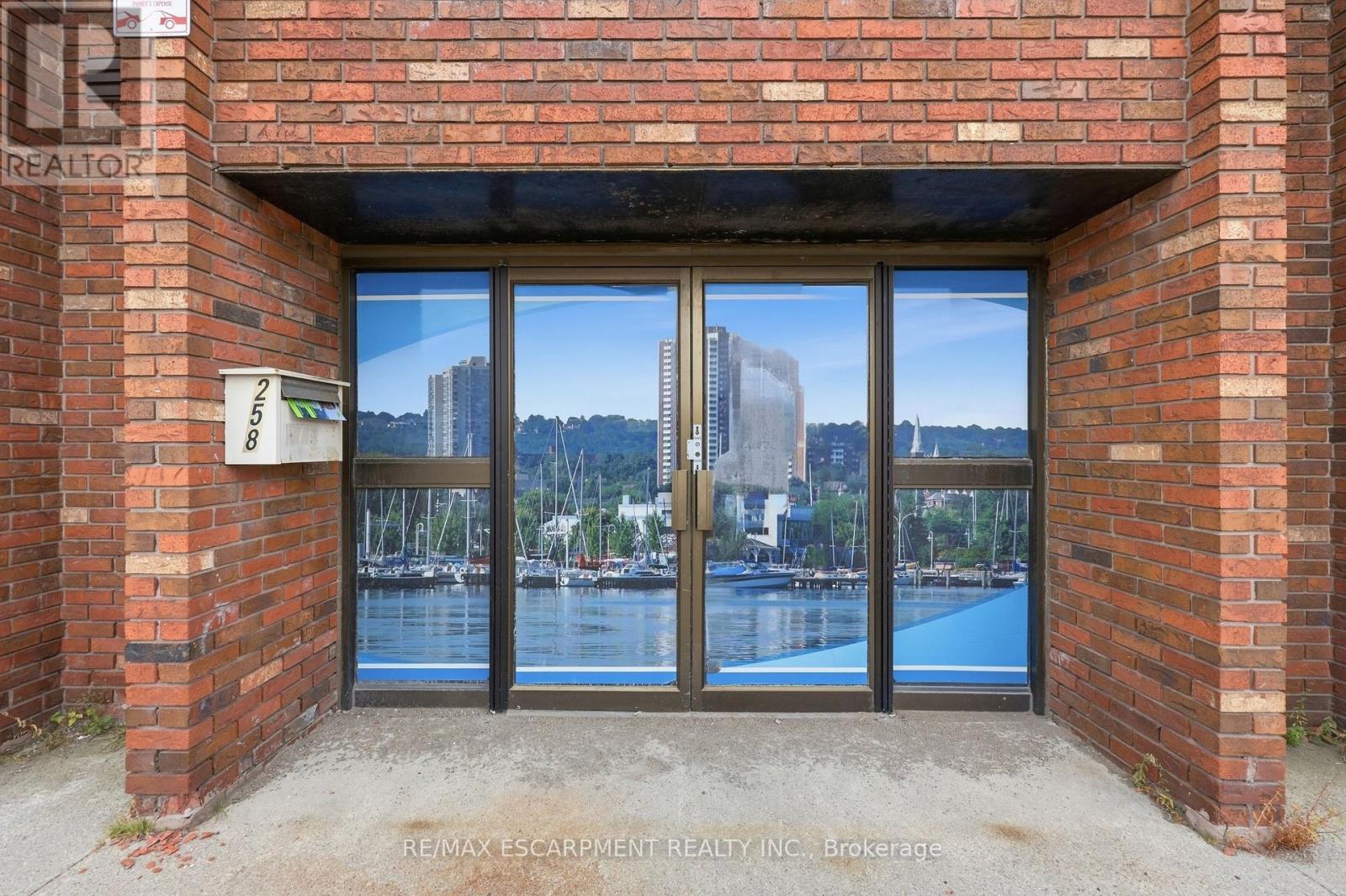 98 Barton Street E Property Photo 4