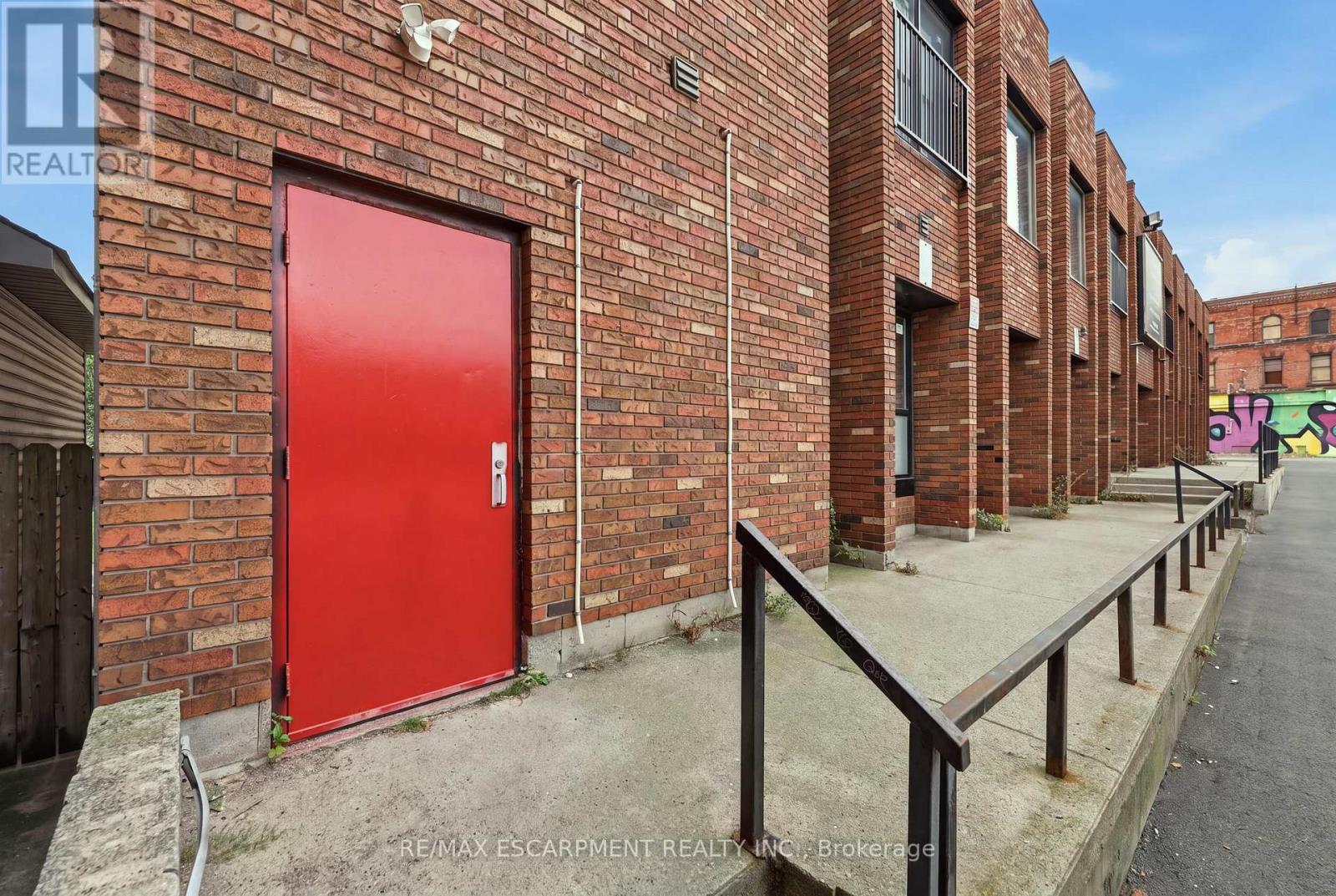 98 Barton Street E Property Photo 5