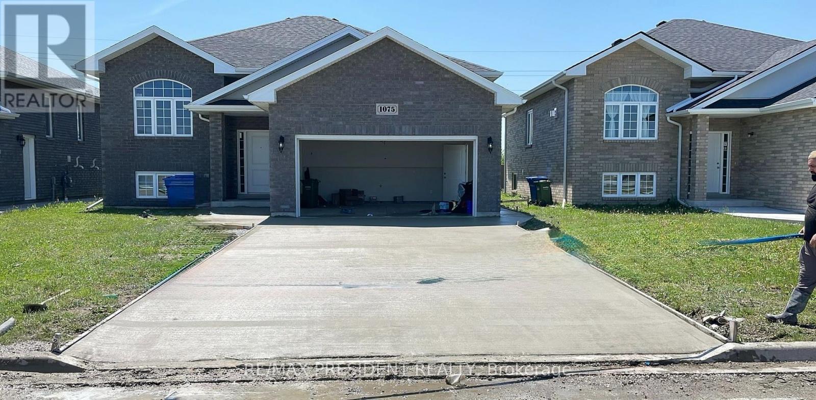 1075 Aspen Ridge Crescent Property Photo 1