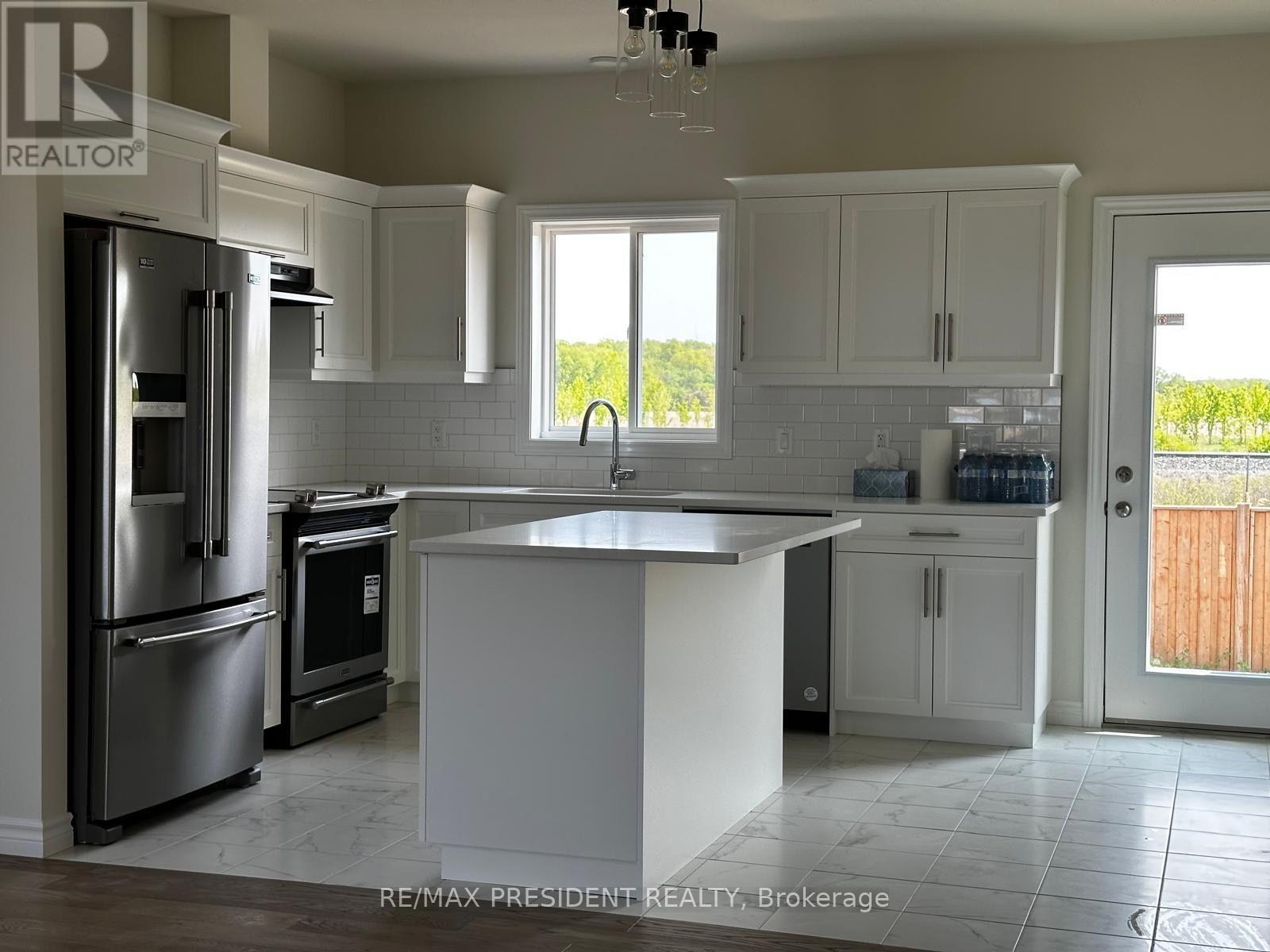 1075 Aspen Ridge Crescent Property Photo 2