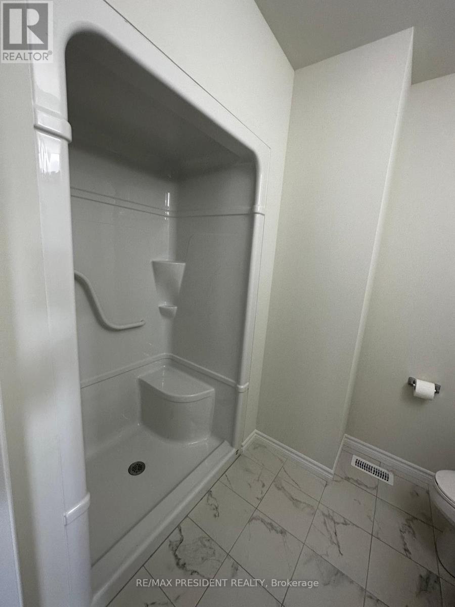 1075 Aspen Ridge Crescent Property Photo 5