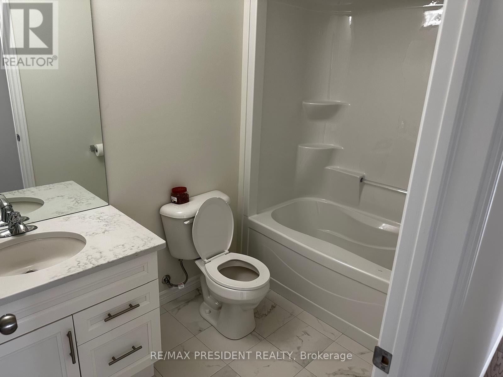 1075 Aspen Ridge Crescent Property Photo 8