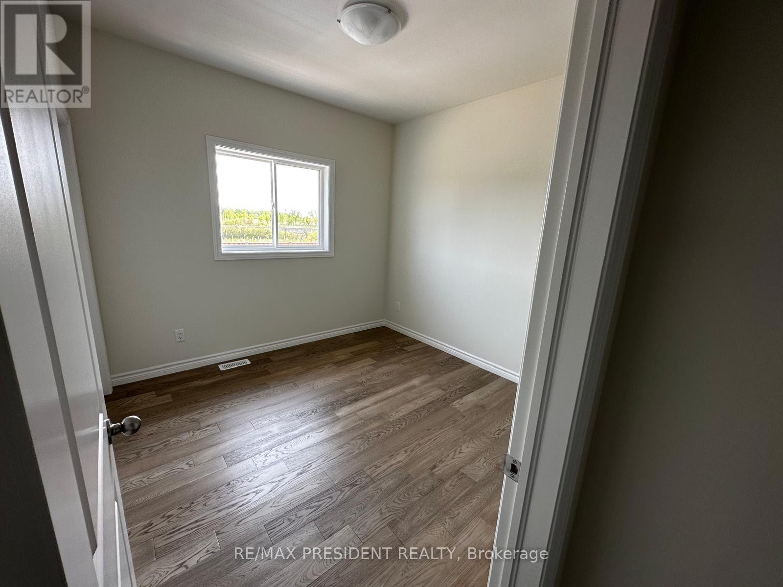 1075 Aspen Ridge Crescent Property Photo 10