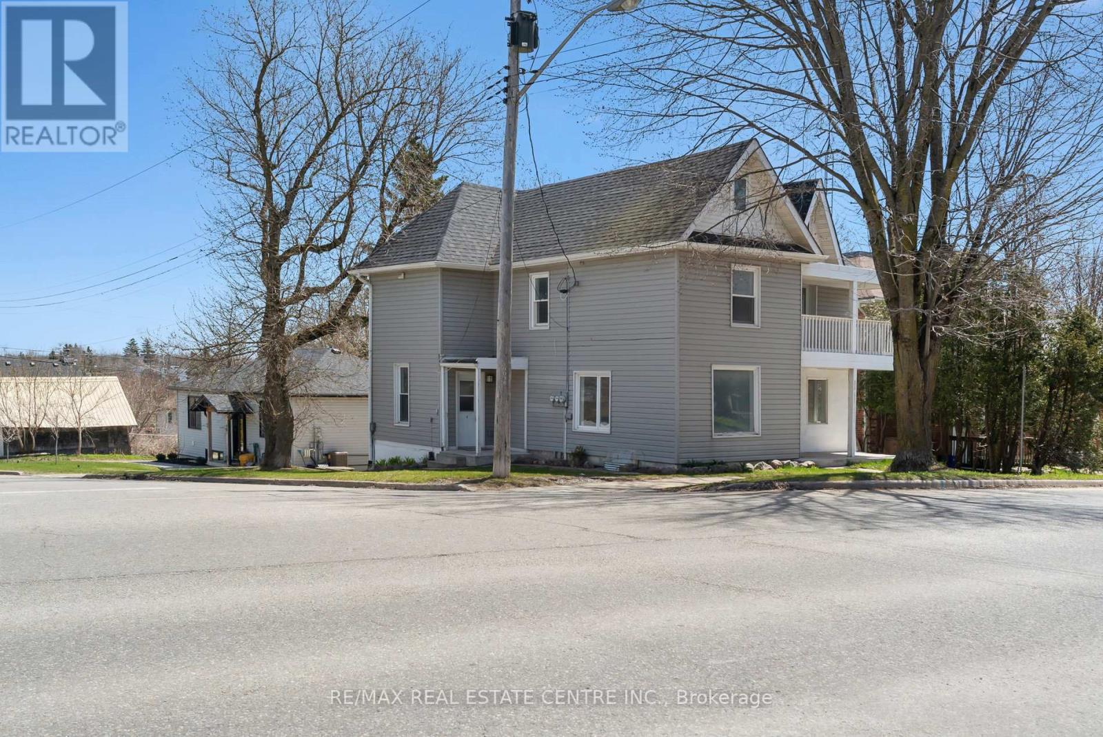 221 Owen Sound Street Property Photo 1