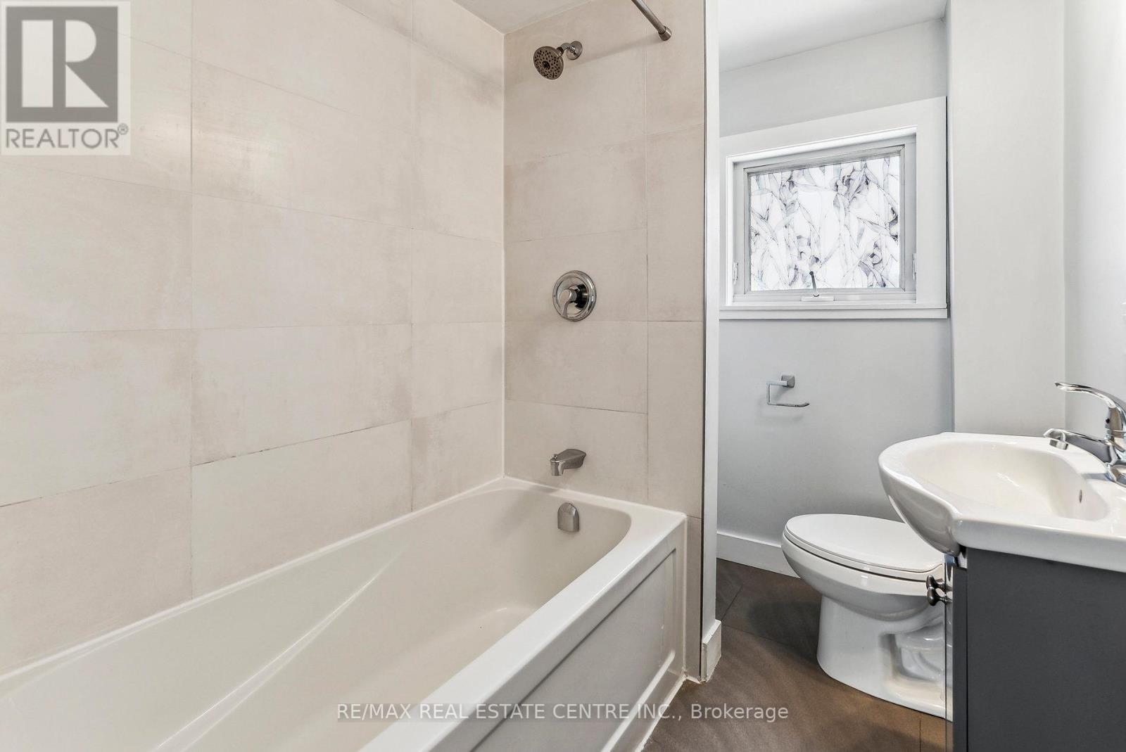 221 Owen Sound Street Property Photo 9