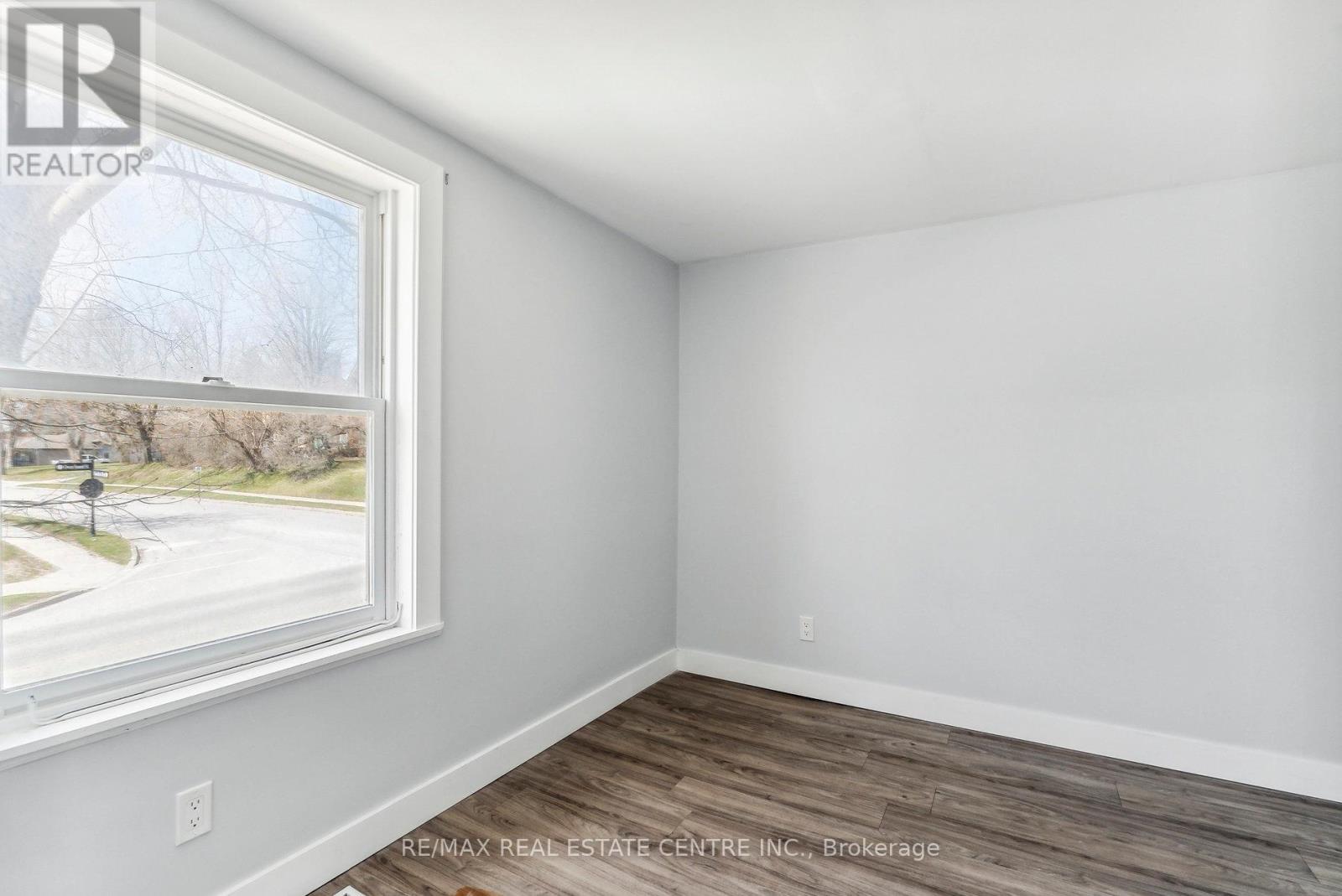 221 Owen Sound Street Property Photo 15
