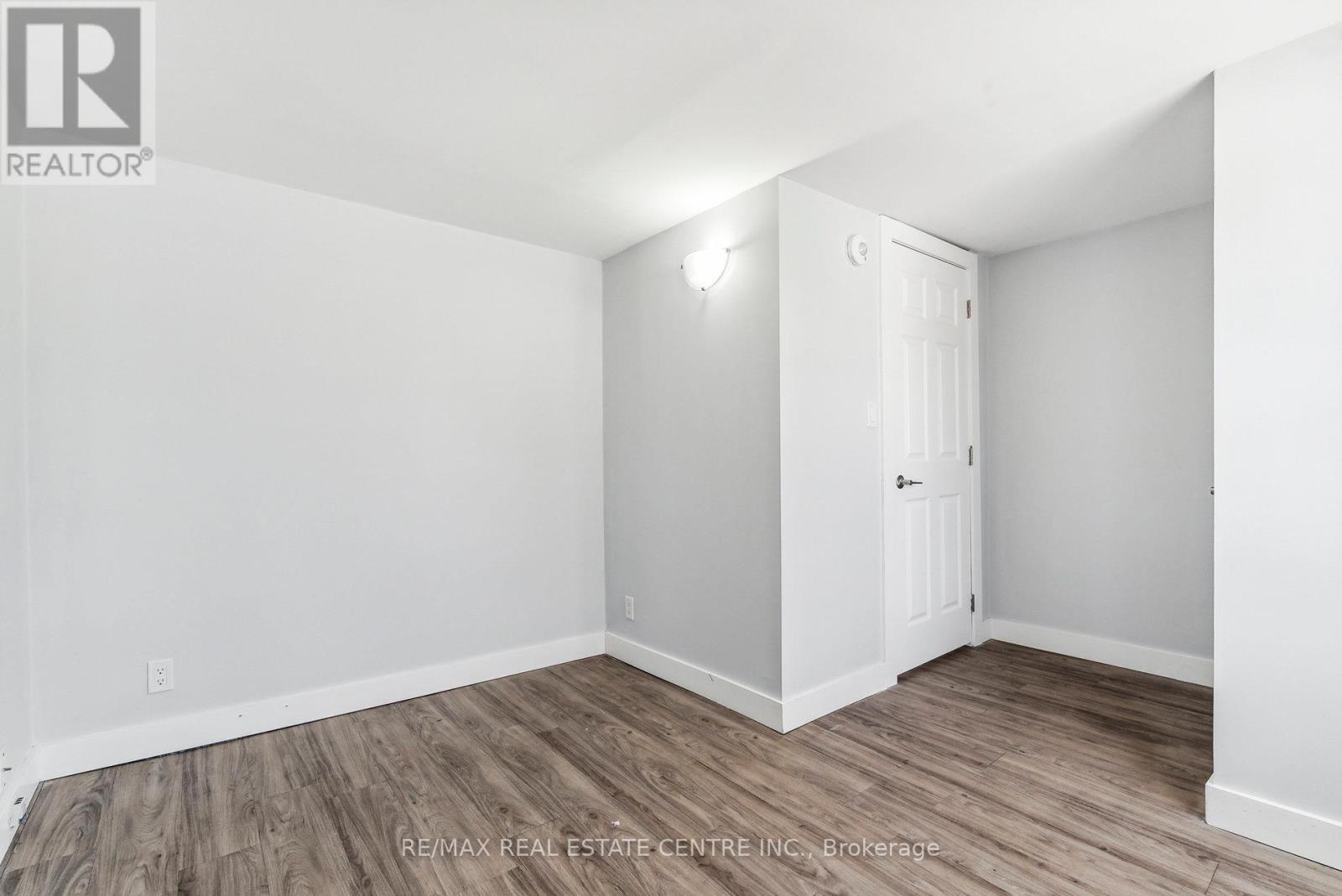 221 Owen Sound Street Property Photo 16