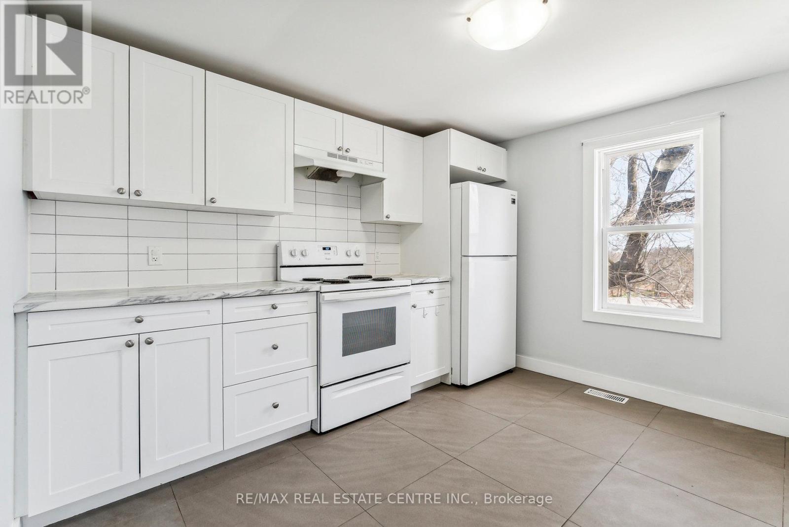 221 Owen Sound Street Property Photo 17