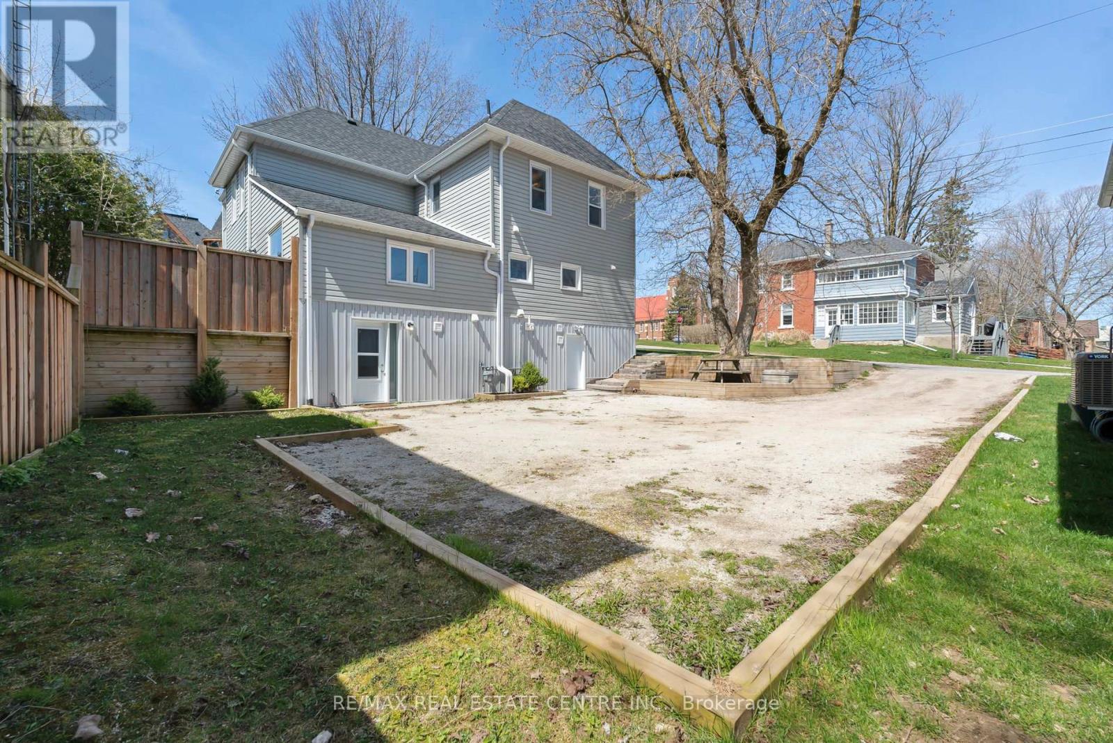 221 Owen Sound Street Property Photo 39