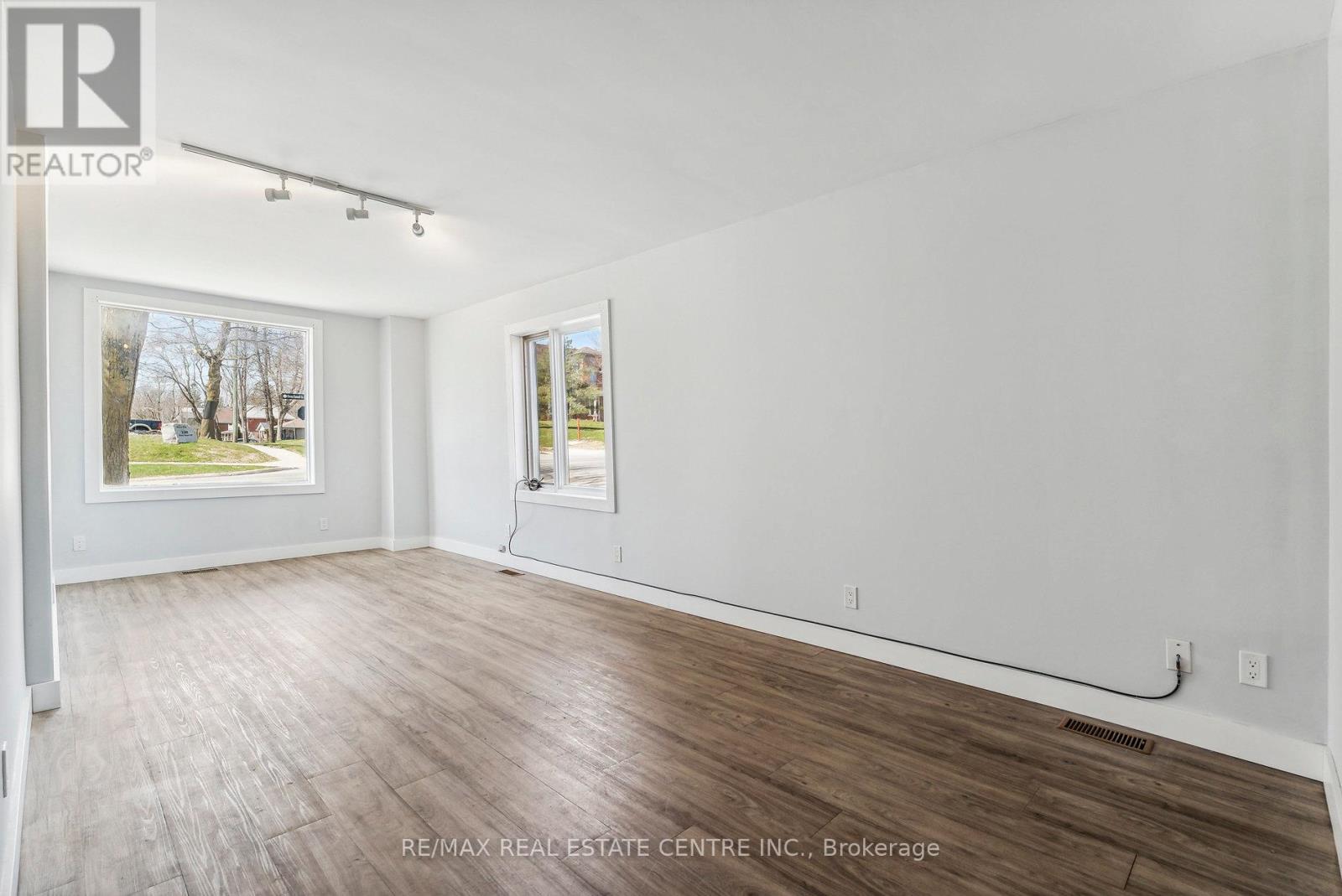 221 Owen Sound Street Property Photo 6