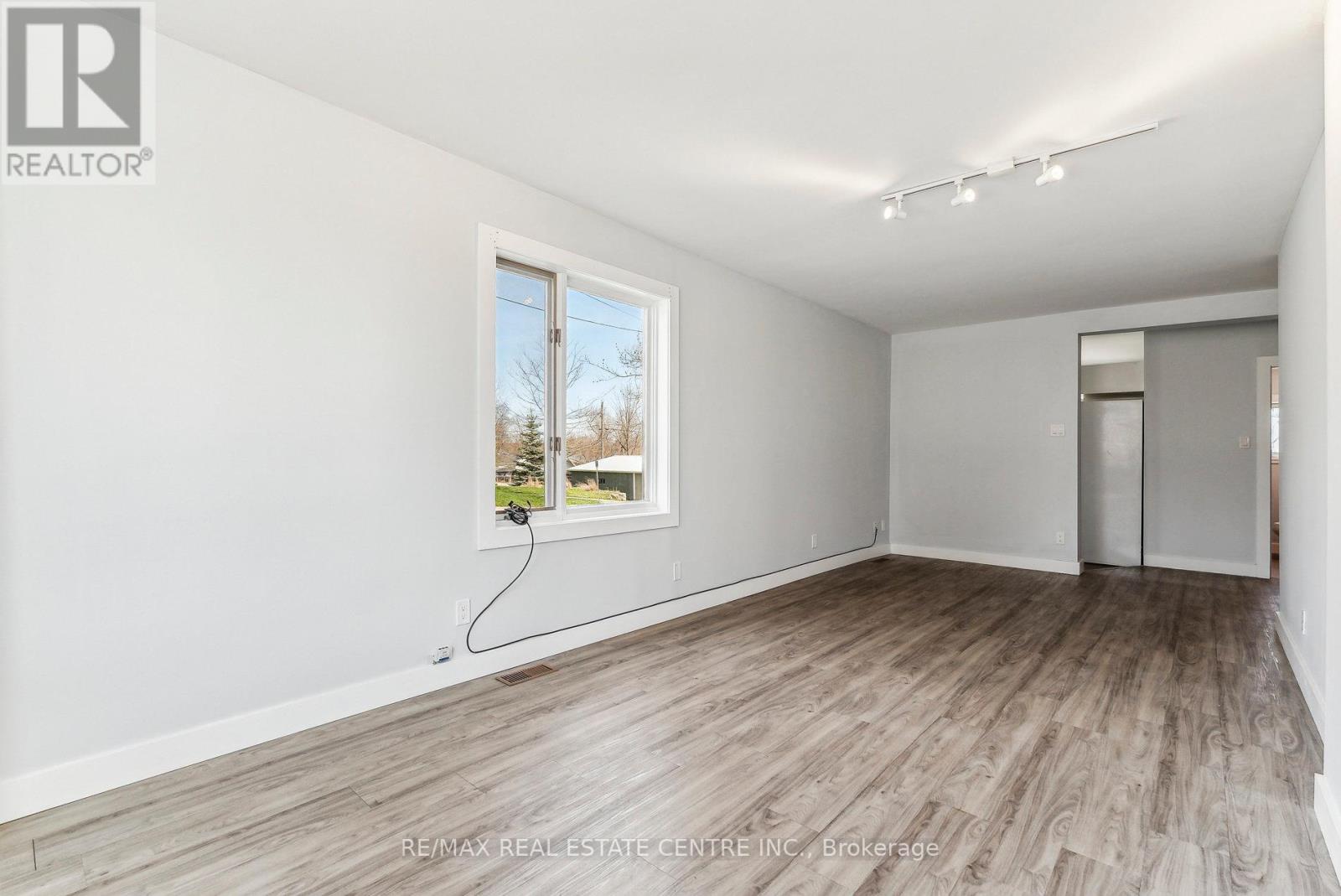 221 Owen Sound Street Property Photo 8