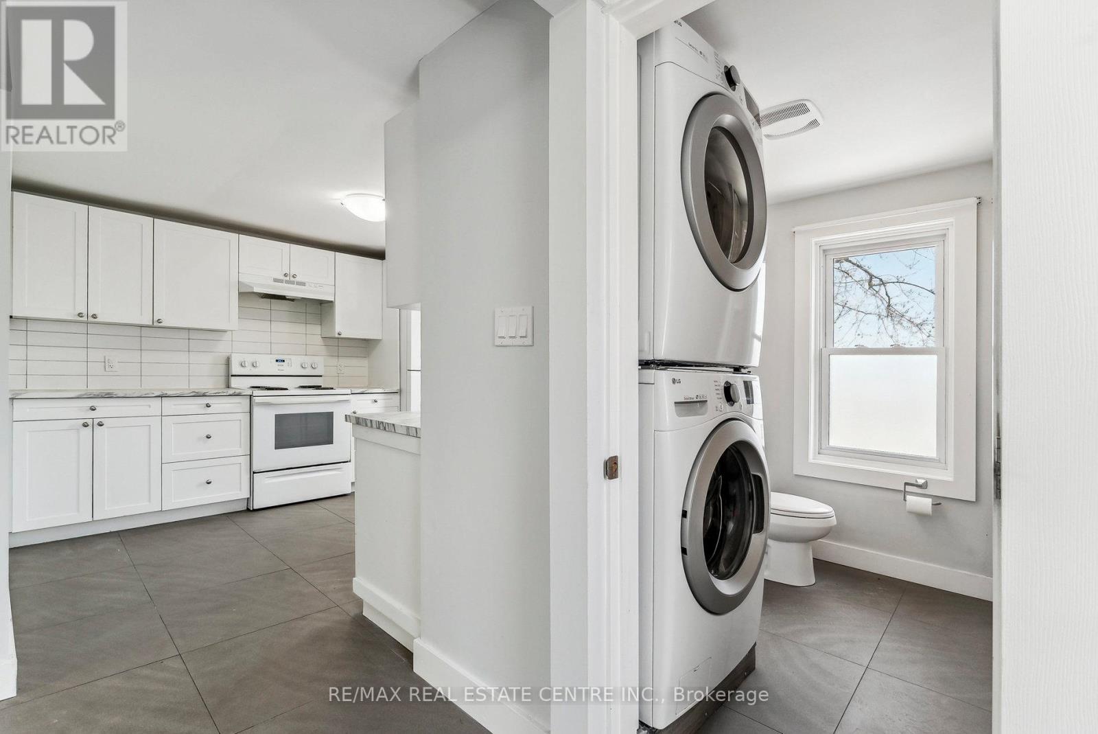 221 Owen Sound Street Property Photo 11