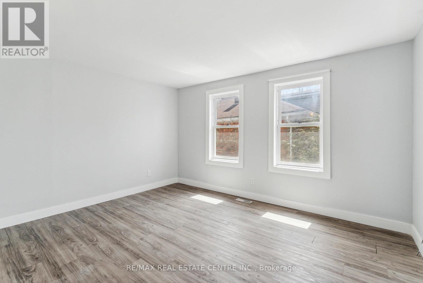 221 Owen Sound Street Property Photo 12