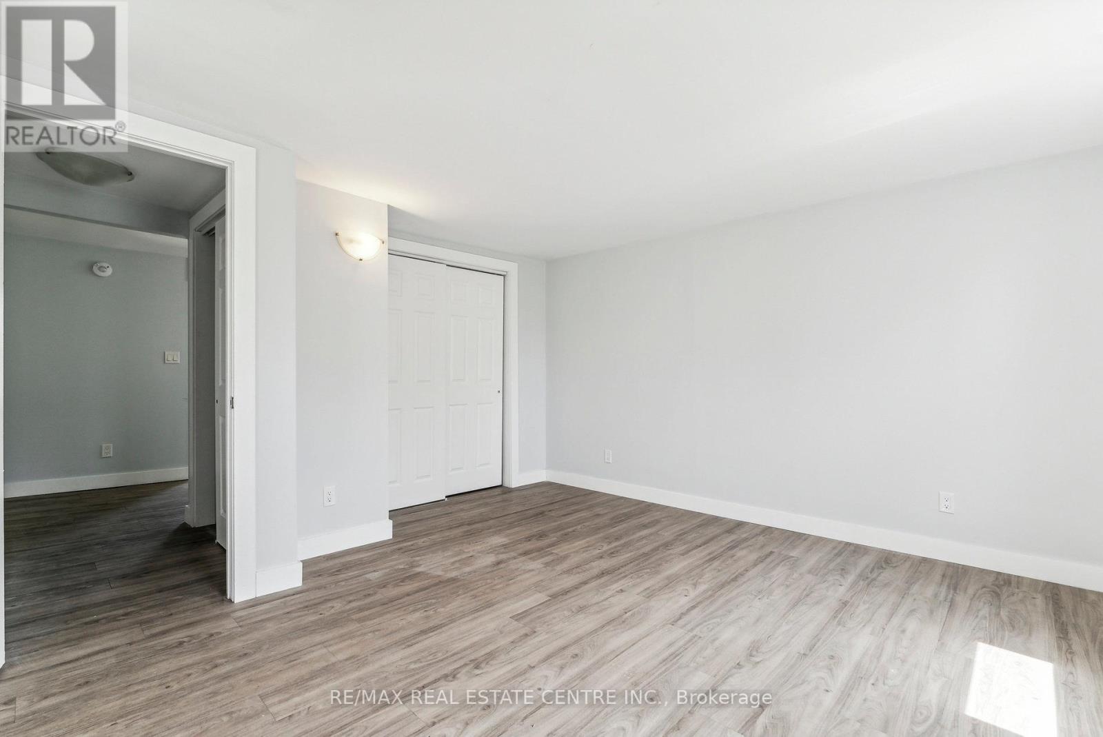 221 Owen Sound Street Property Photo 14