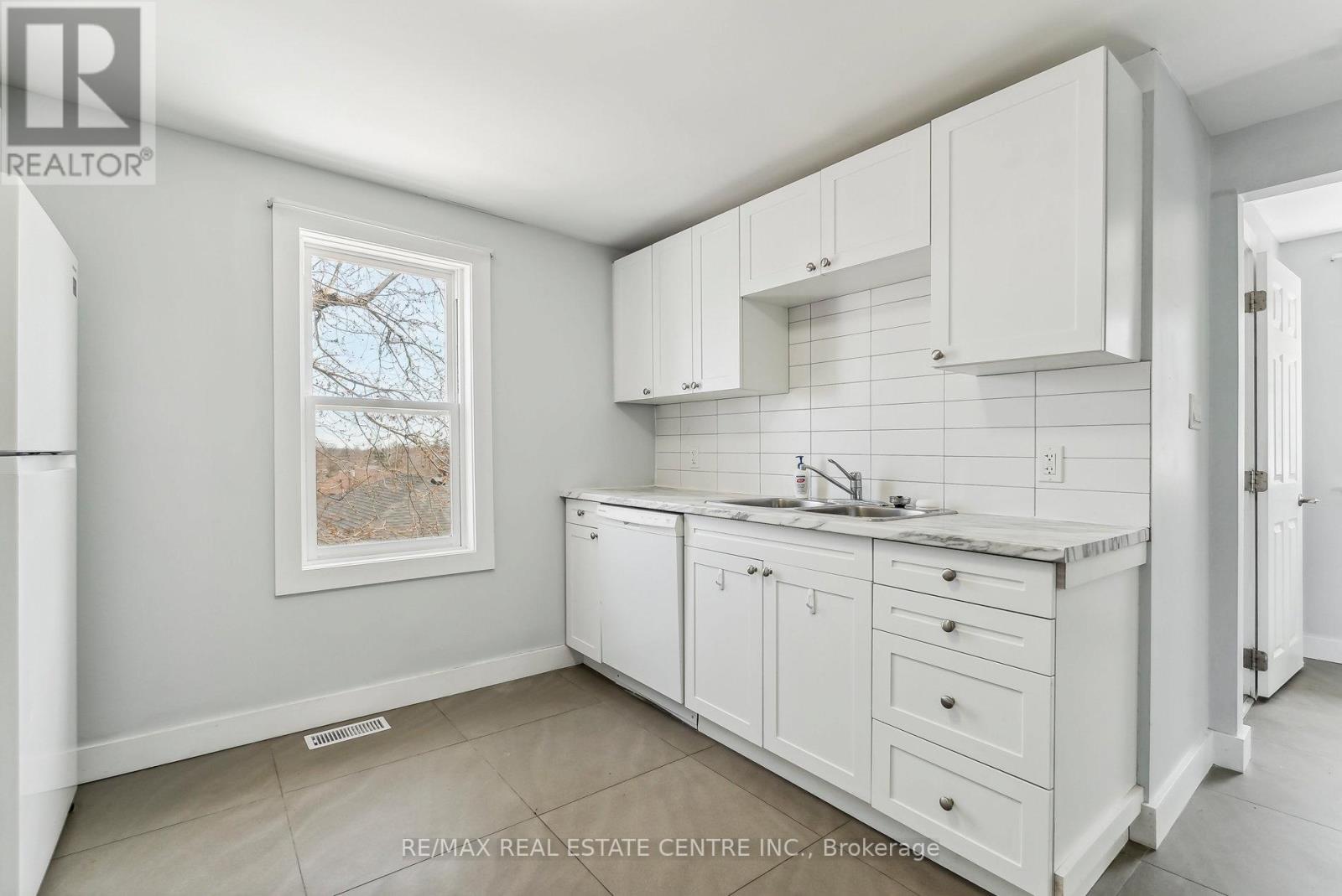 221 Owen Sound Street Property Photo 18