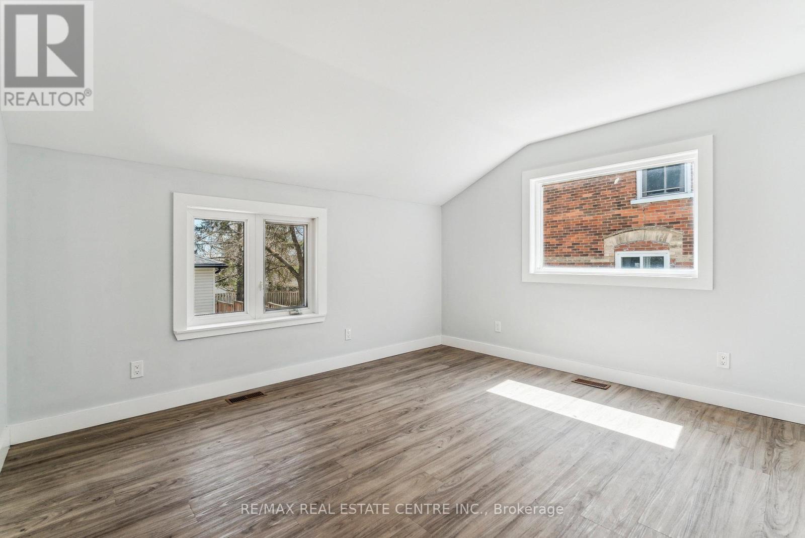 221 Owen Sound Street Property Photo 23