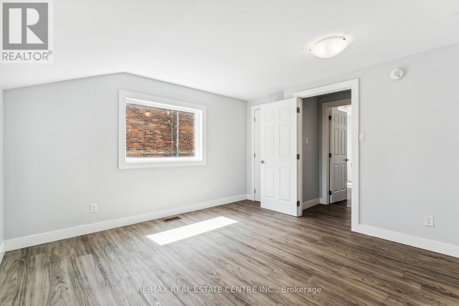 221 Owen Sound Street Property Photo 24