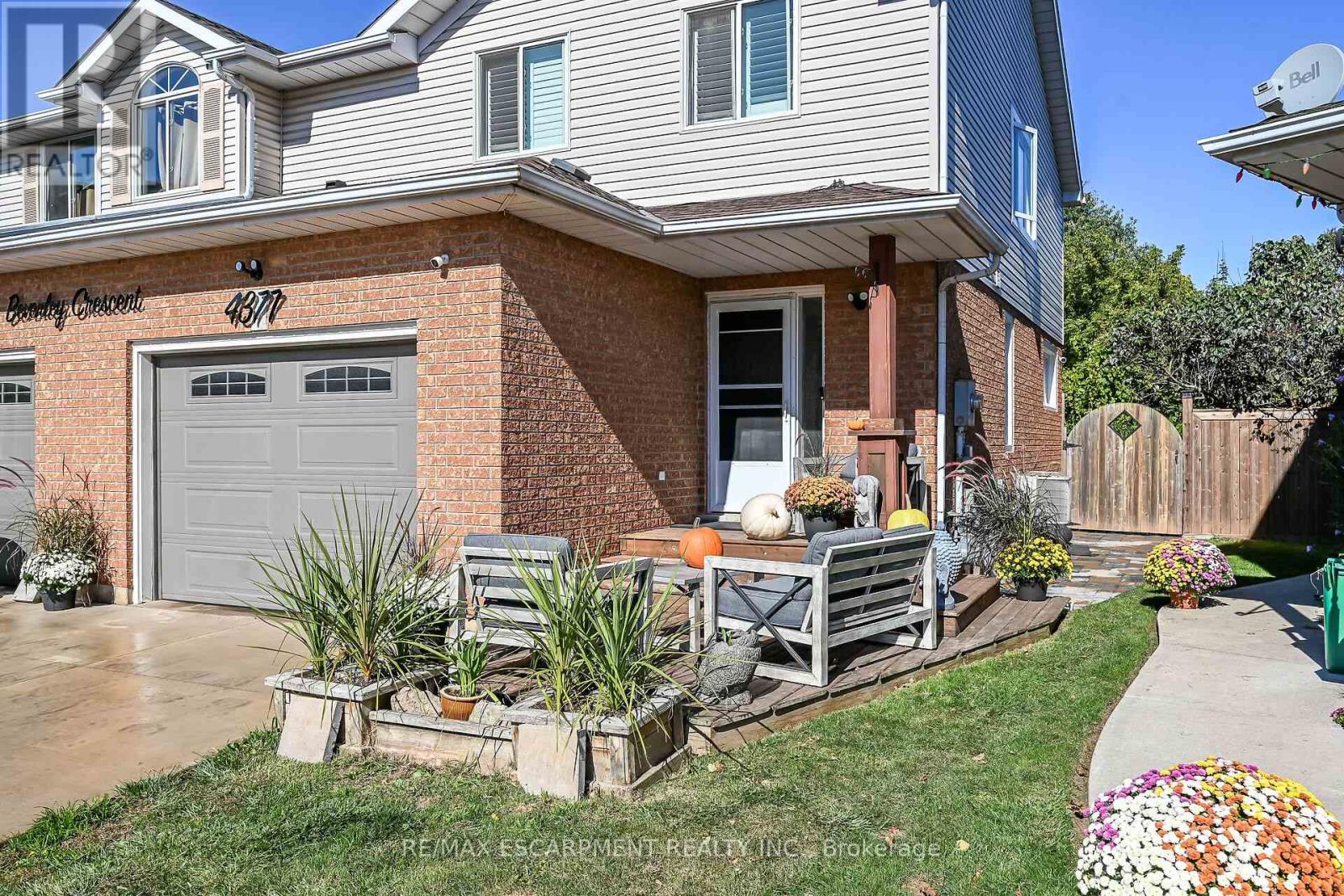 4377 Beverley Crescent Property Photo 2