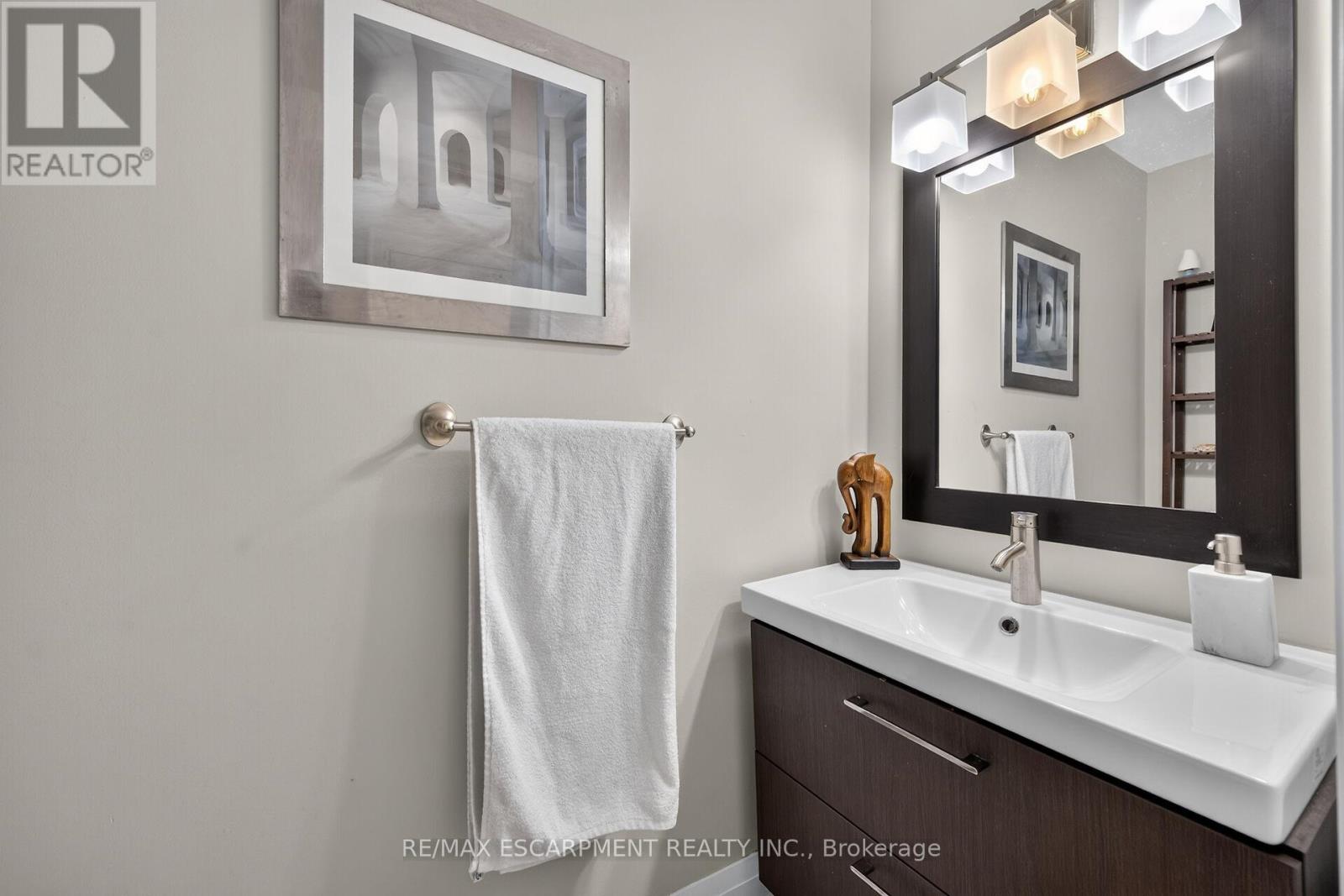 4377 Beverley Crescent Property Photo 5