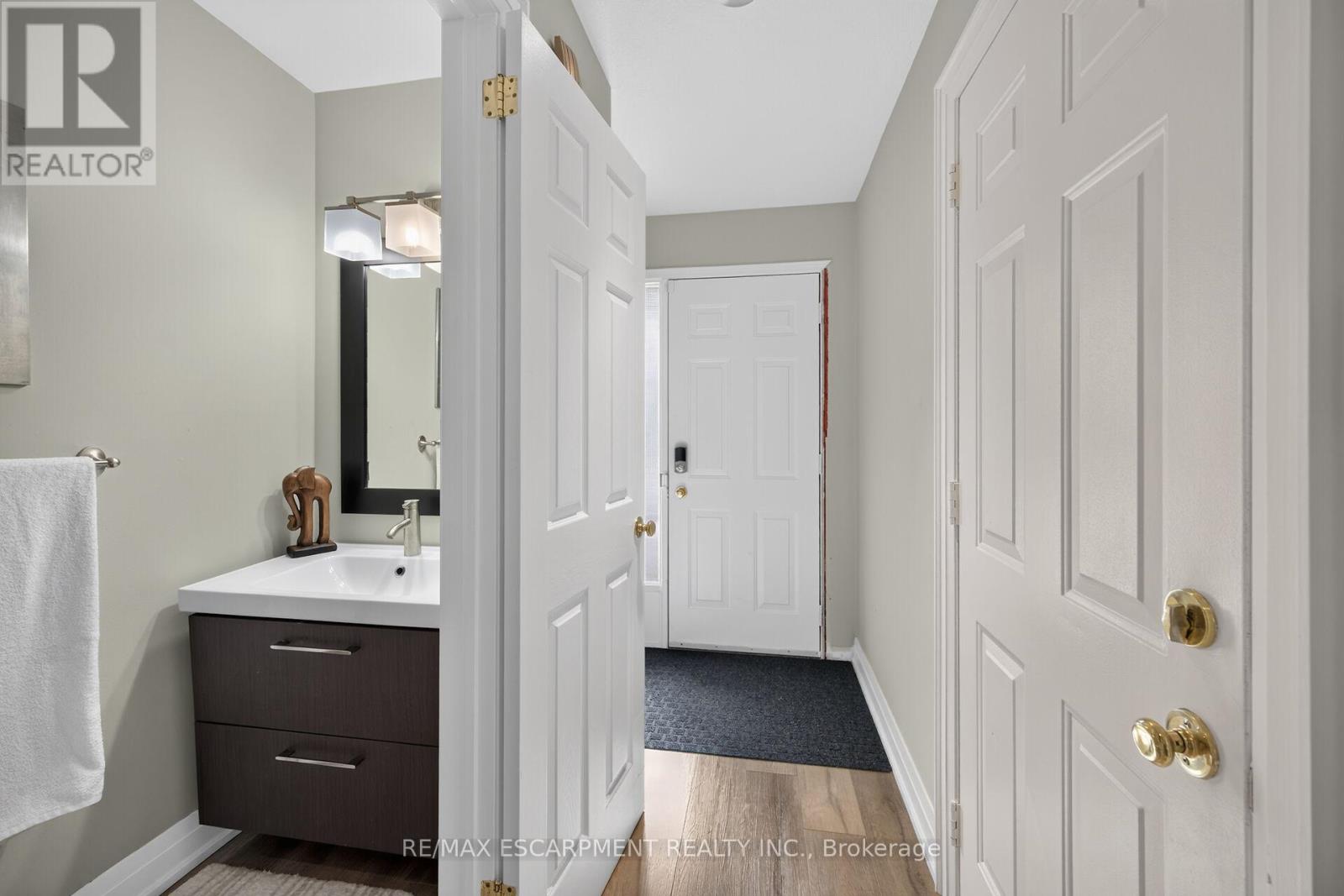 4377 Beverley Crescent Property Photo 6