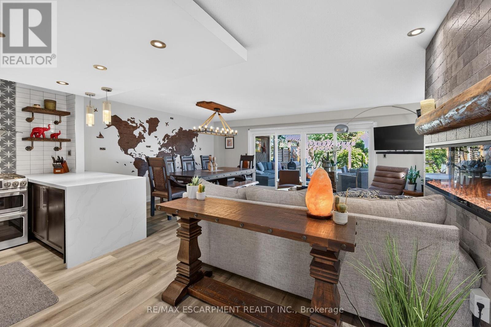 4377 Beverley Crescent Property Photo 7