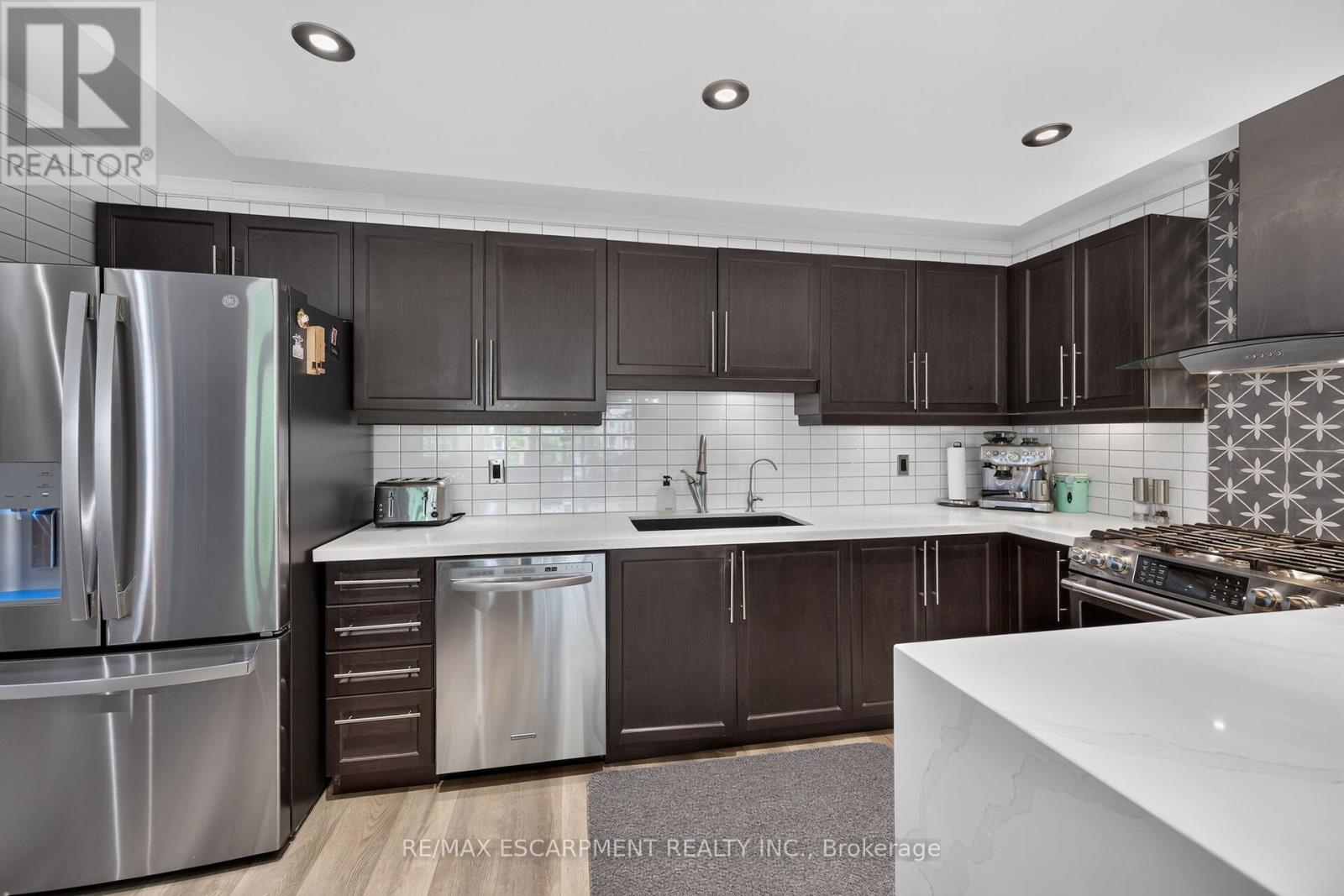 4377 Beverley Crescent Property Photo 10