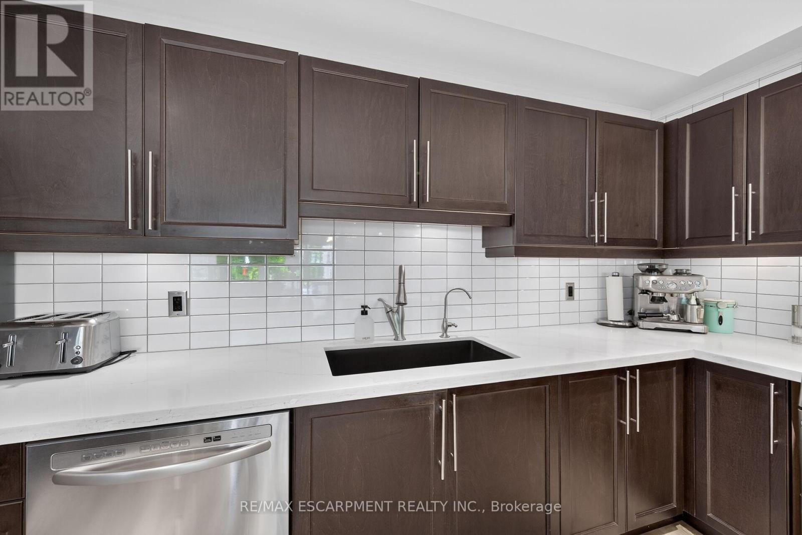 4377 Beverley Crescent Property Photo 12