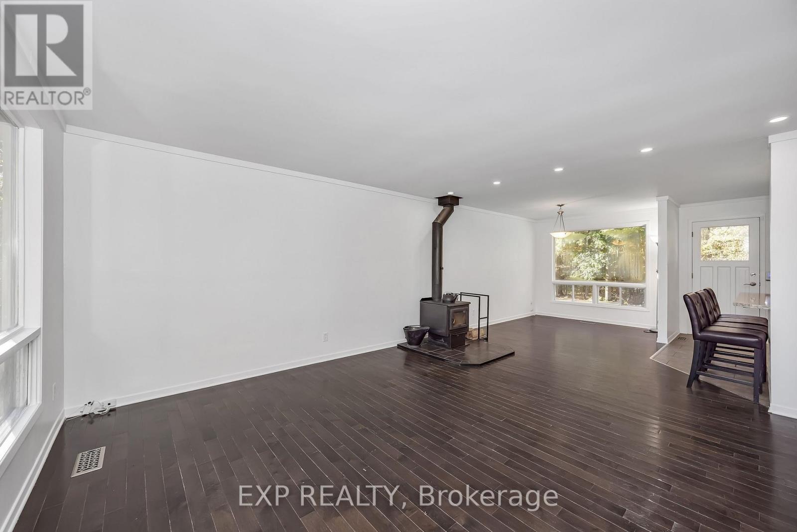 557 Glenview Road Property Photo 5