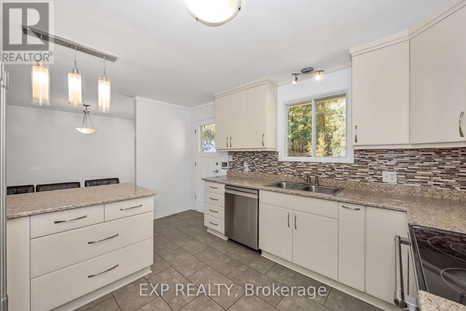 557 Glenview Road Property Photo 9