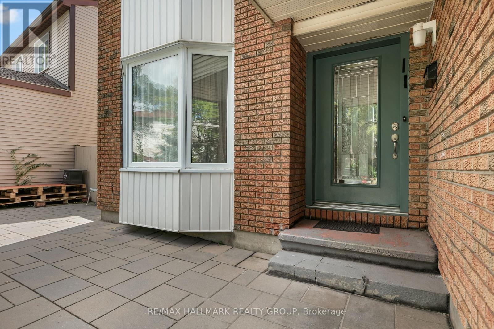 3142 Dumaurier Avenue E Property Photo 5