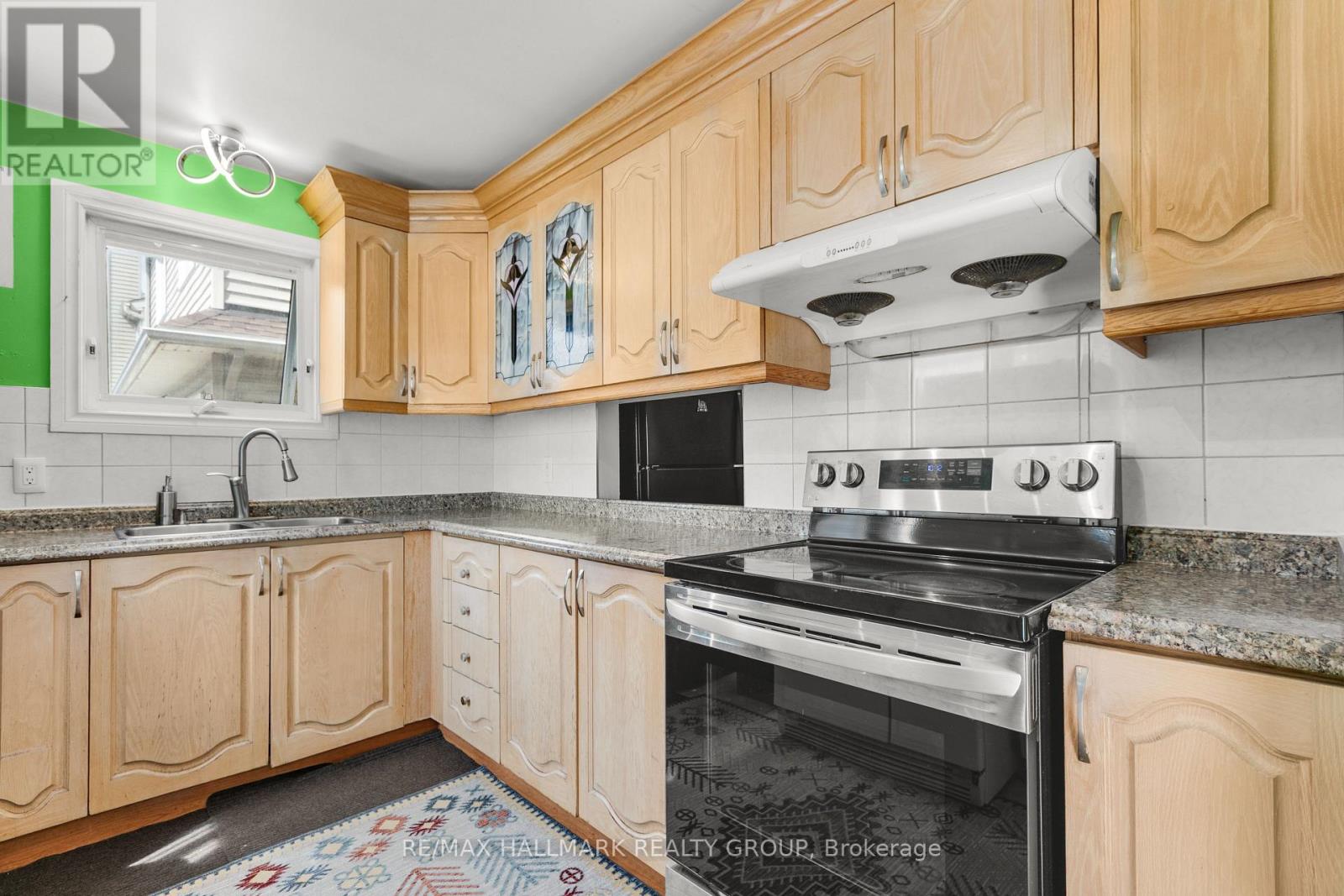 3142 Dumaurier Avenue E Property Photo 9