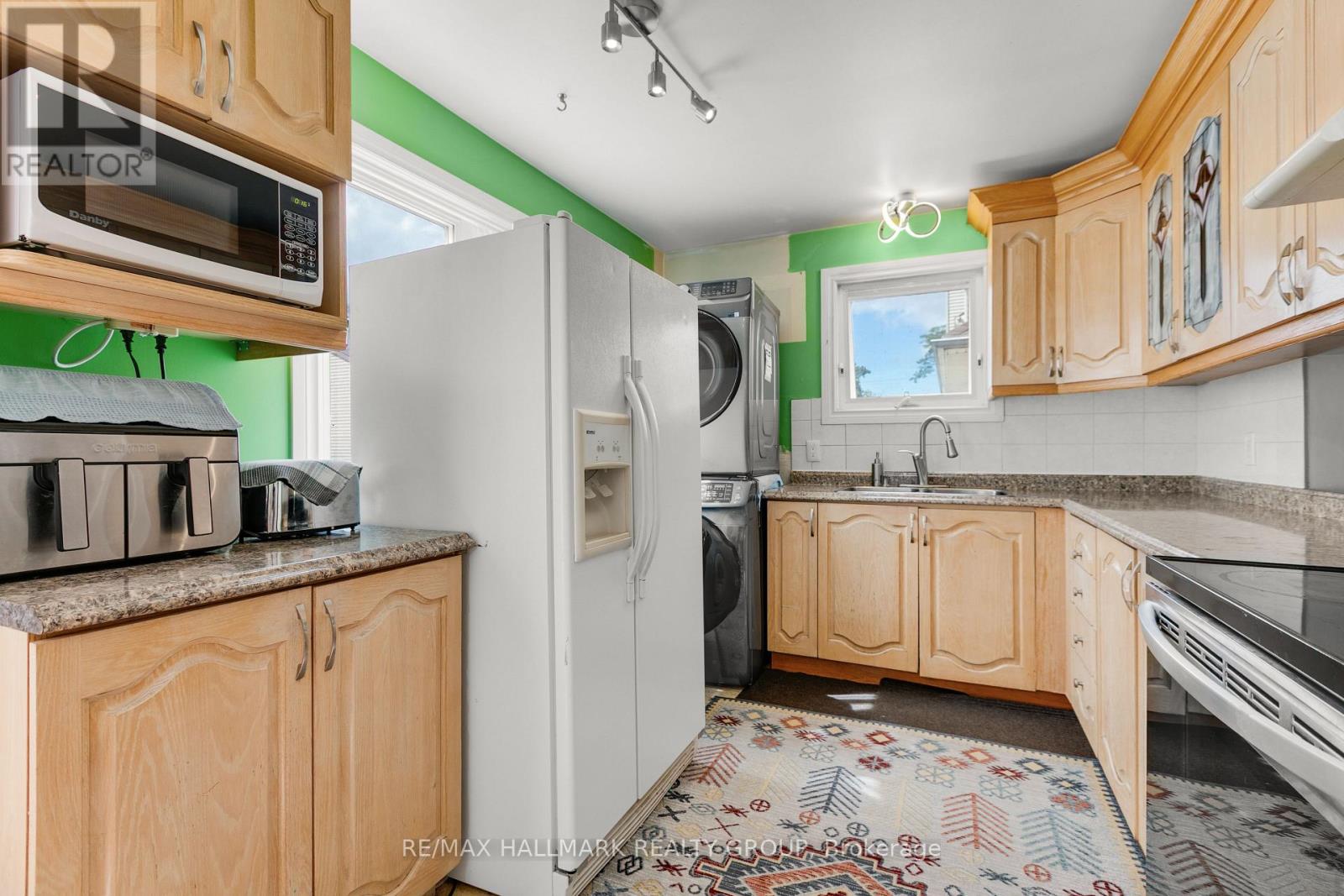 3142 Dumaurier Avenue E Property Photo 10