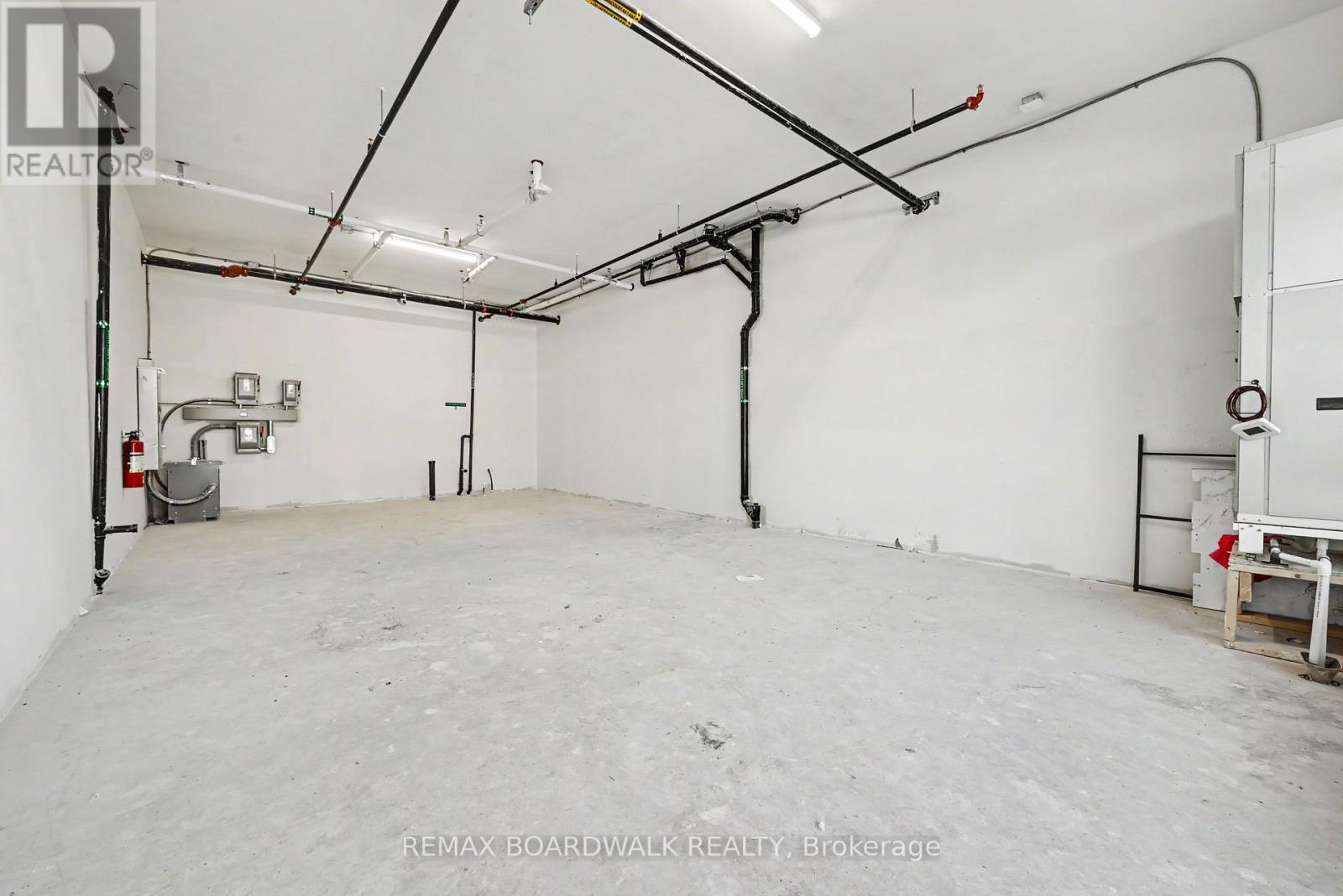 112 - 2370 Tenth Line Road Property Photo 8
