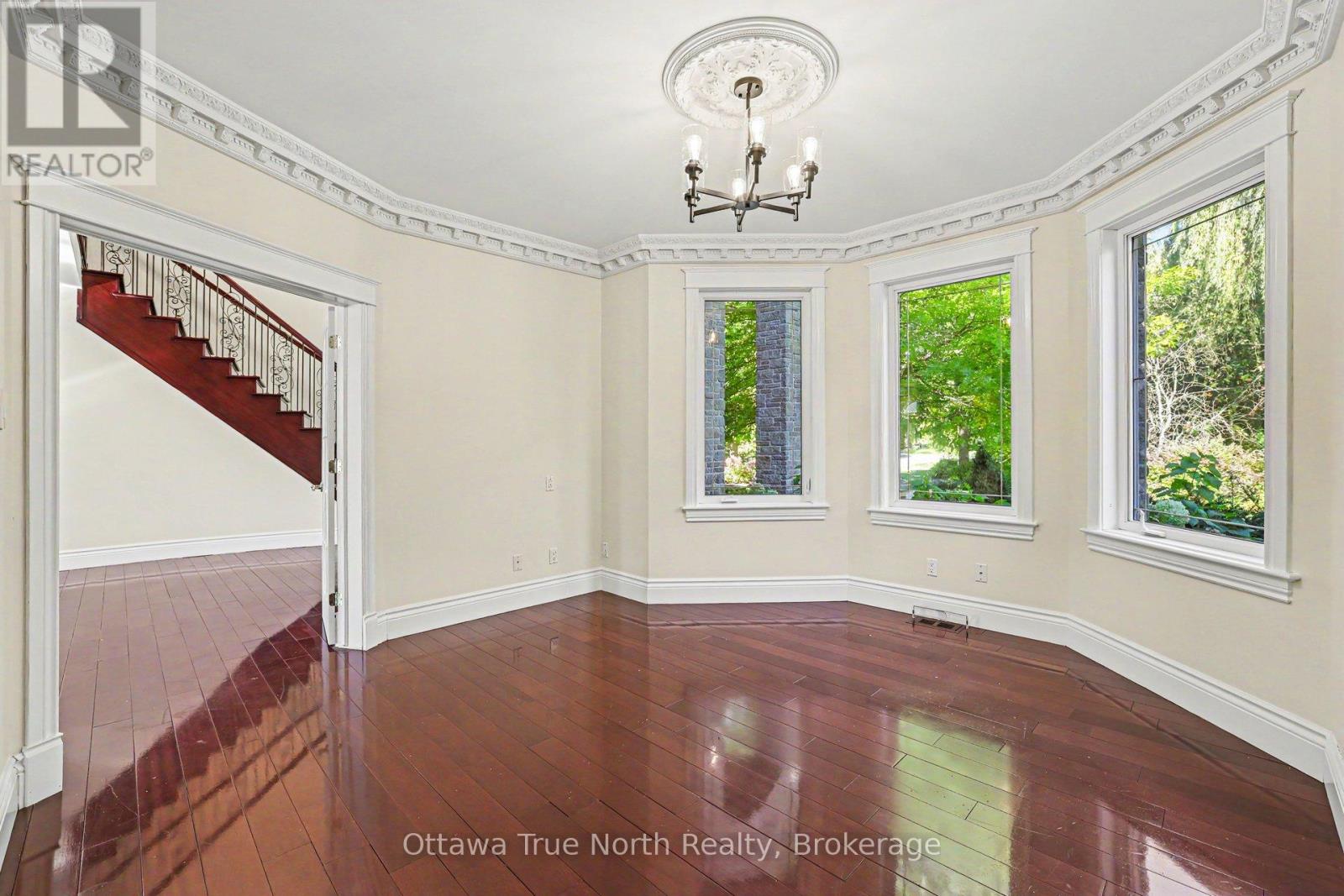 5884 Earlscourt Crescent Property Photo 8
