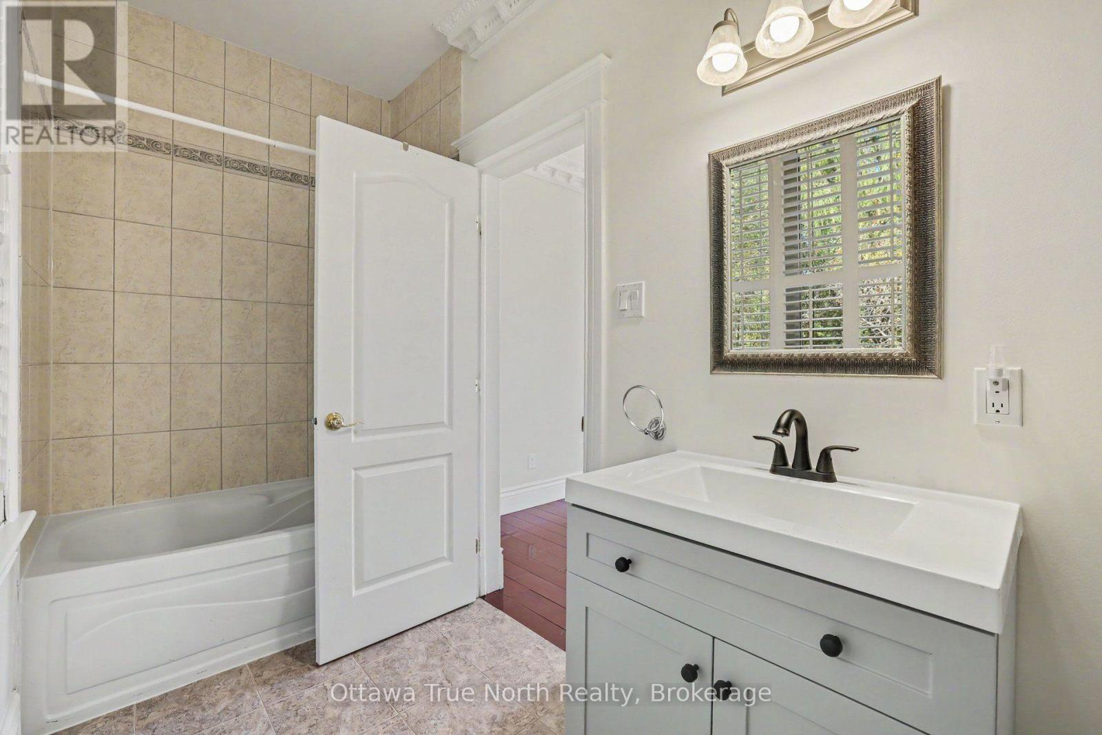 5884 Earlscourt Crescent Property Photo 21