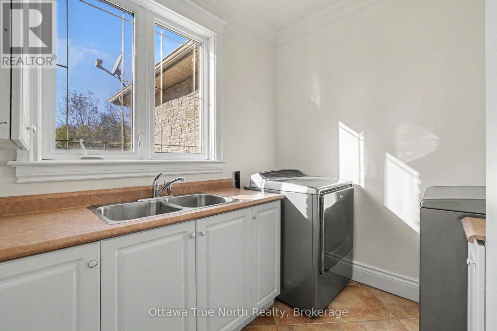 5884 Earlscourt Crescent Property Photo 22