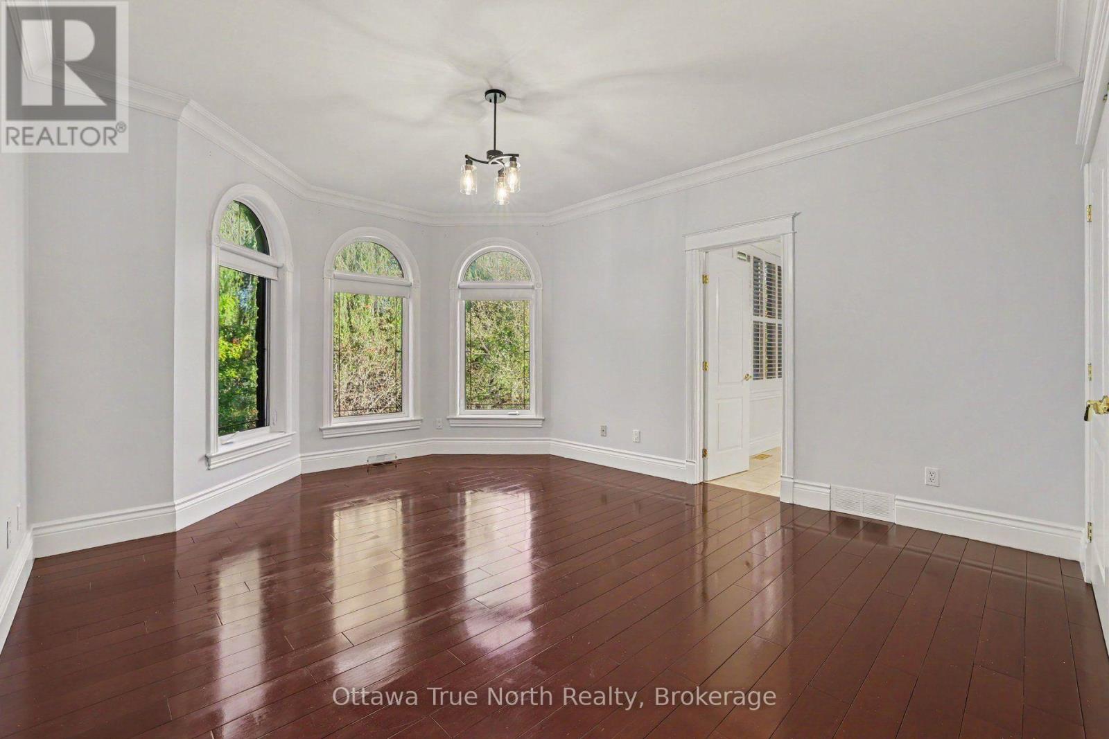 5884 Earlscourt Crescent Property Photo 34